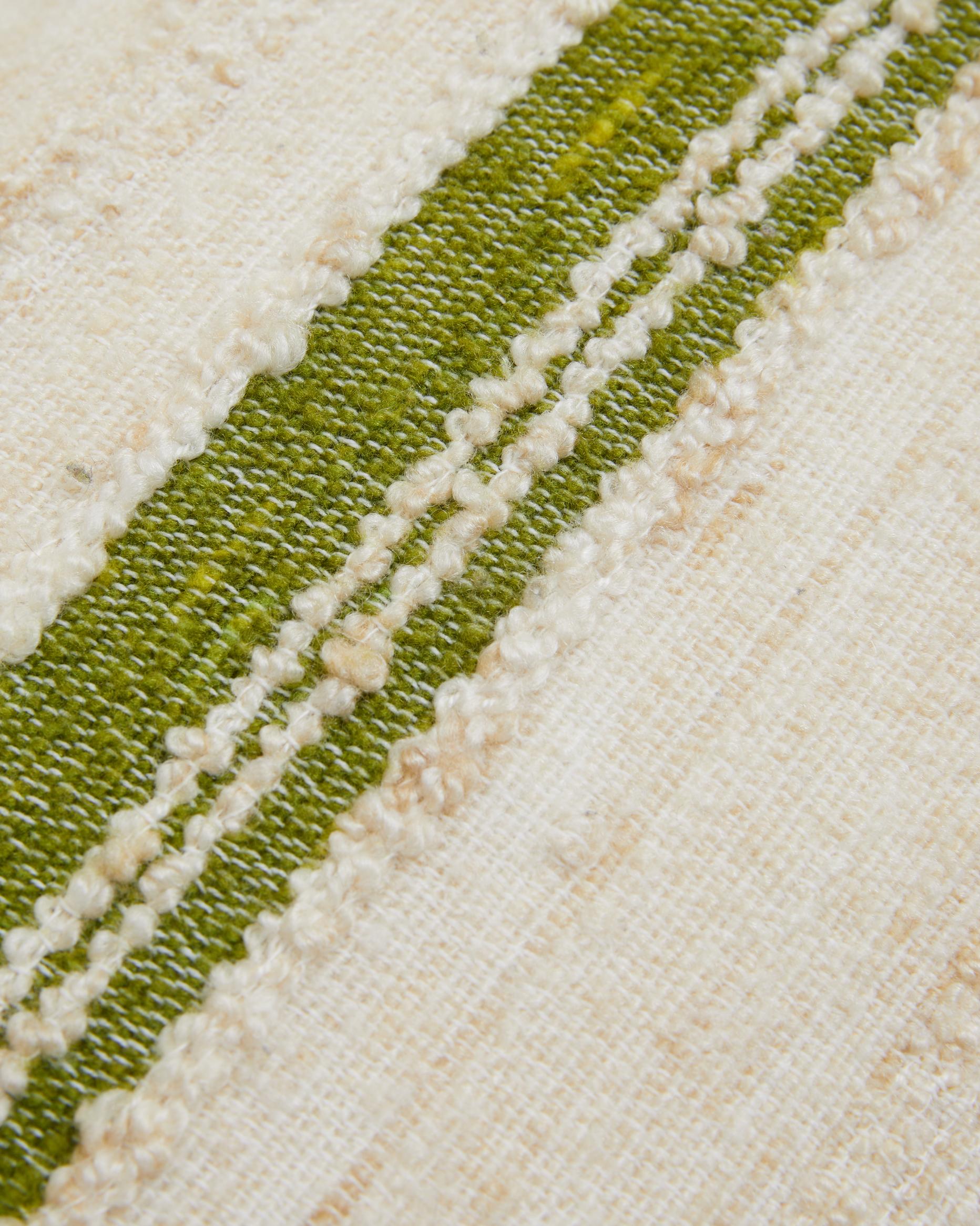 Coussin rayé BON fabriqué à partir de tissus scandinaves vintage en laine mélangée dans les couleurs Vert, Crème et Beige. Les tissus ont des textures mixtes. 
Chaque oreiller est unique. 
Taille : 70x40cm
Fabriqué à la main en Suède.

Composition