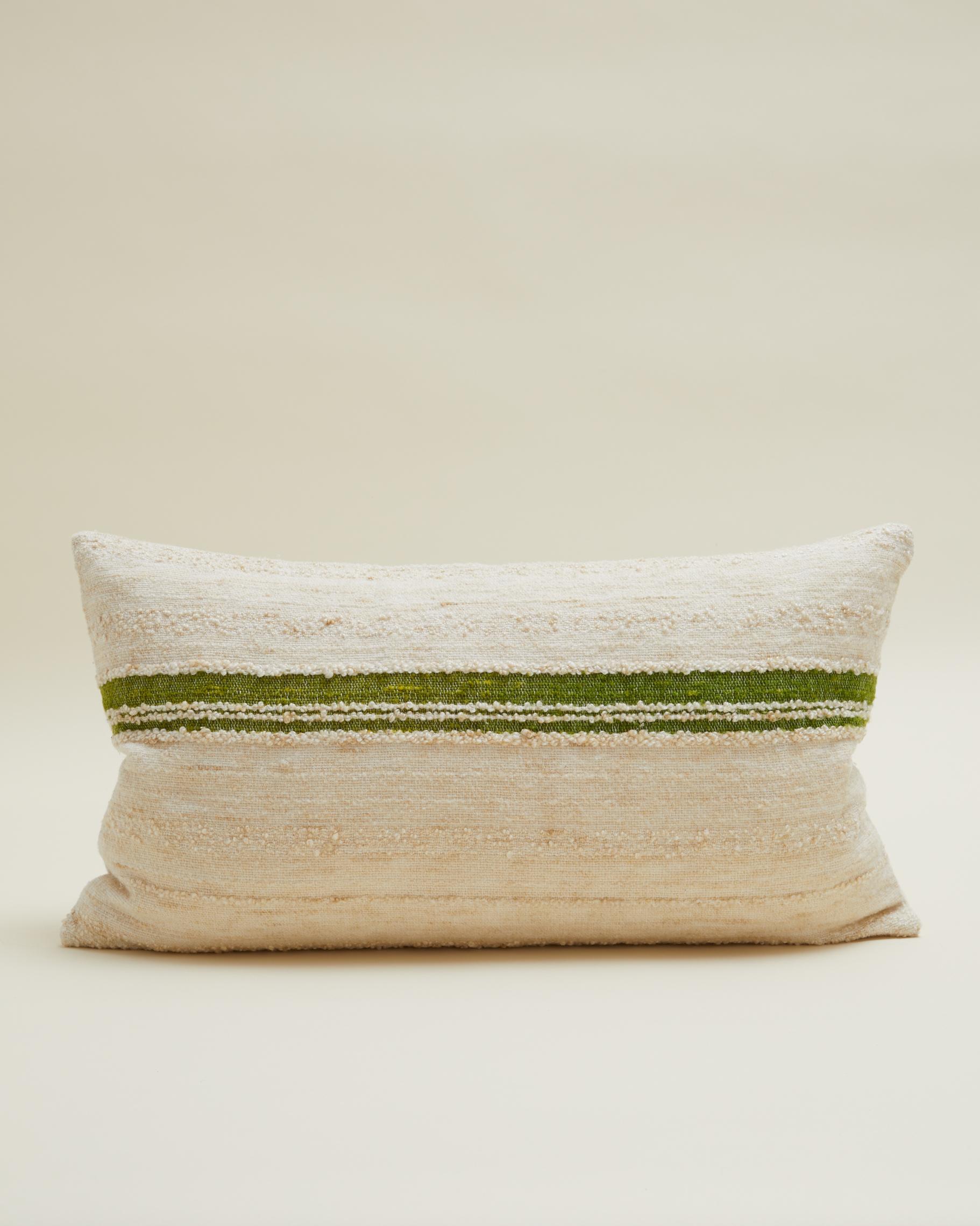 Tissage Coussin scandinave vintage rayé crème, vert et beige 70x40 cm en vente