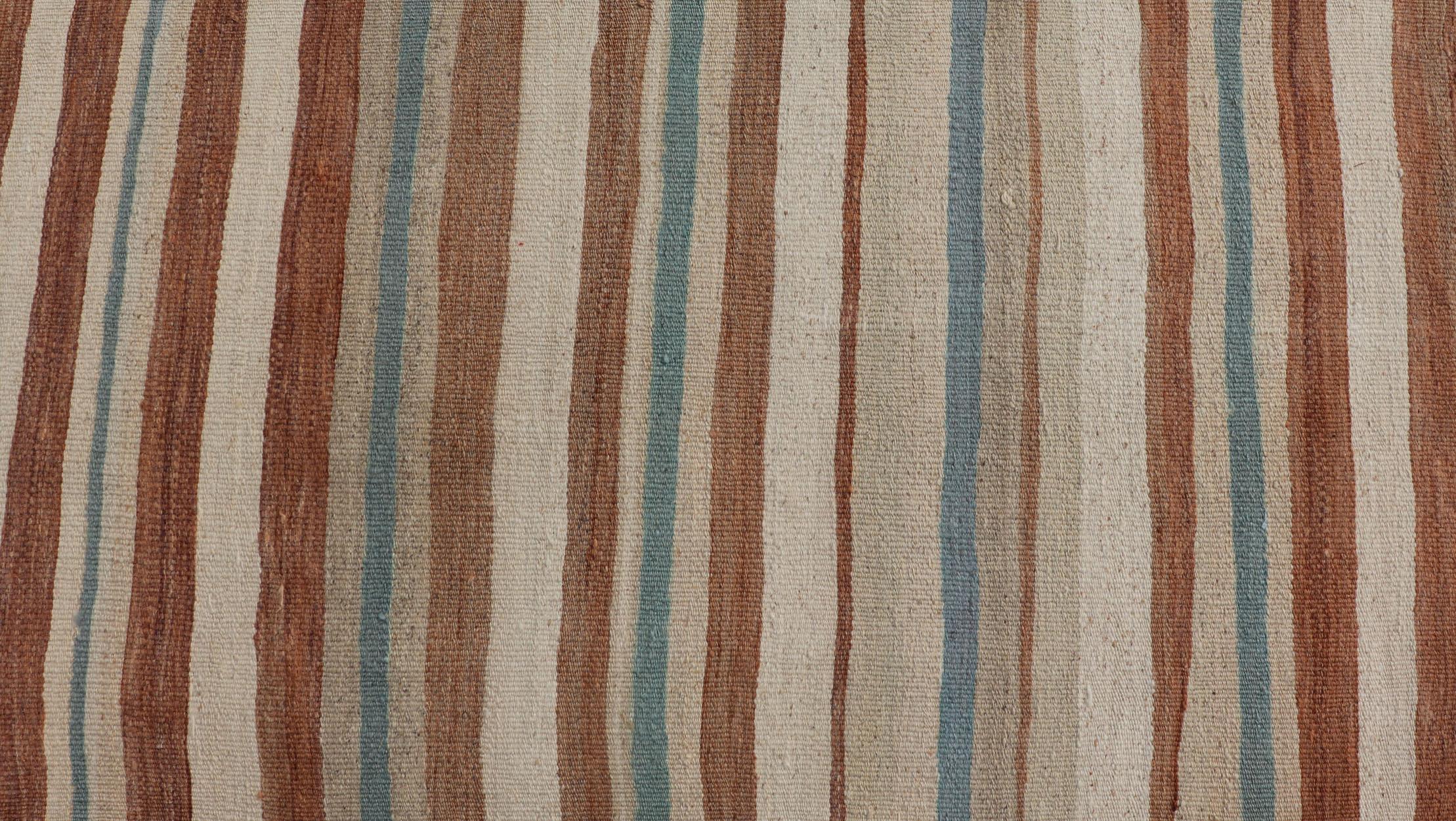Alfombra Turca Kilim Vintage a Rayas en Tonos Marrón, Crema y Azul siglo XX