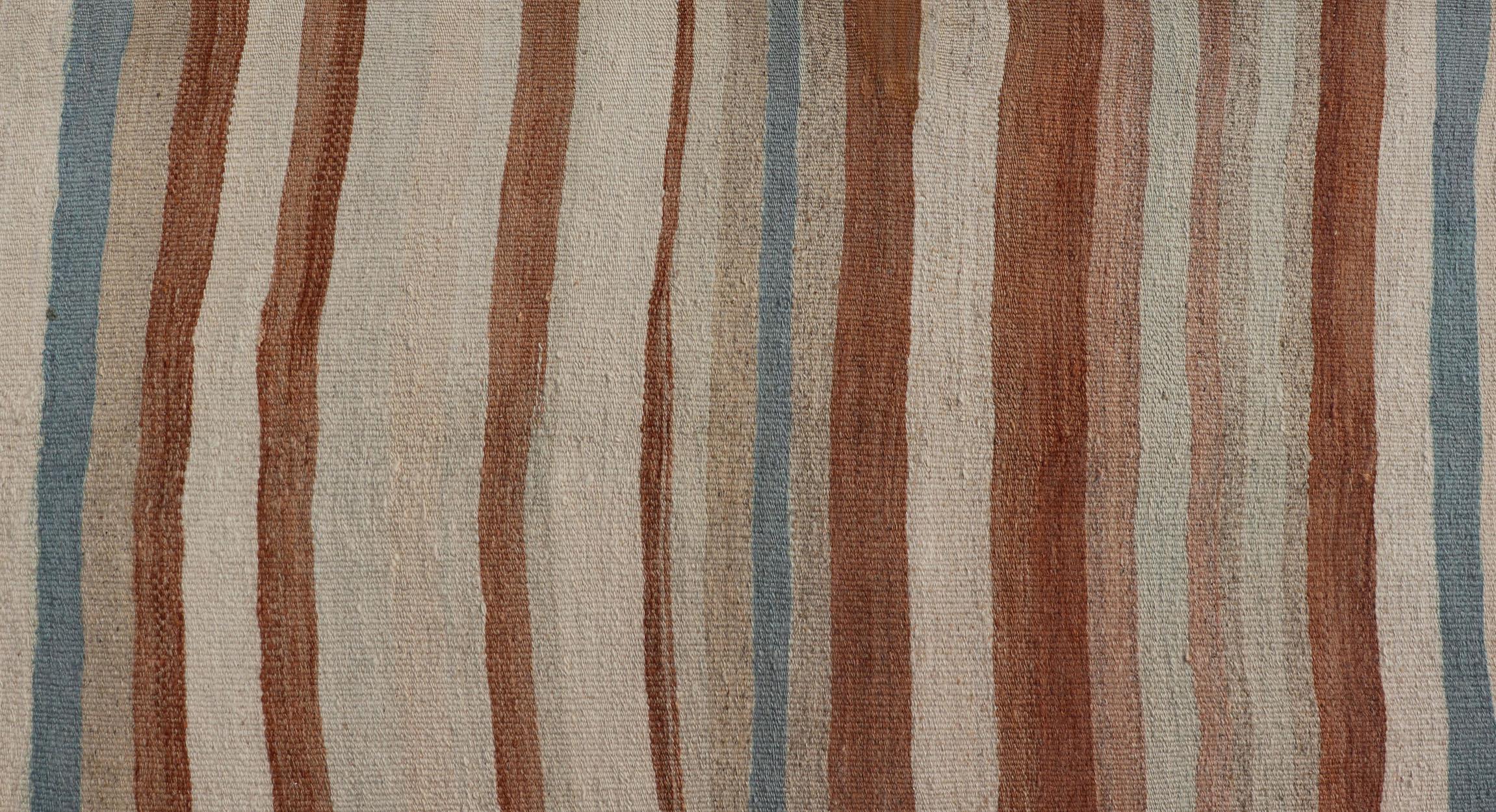 Alfombra Turca Kilim Vintage a Rayas en Tonos Marrón, Crema y Azul 2