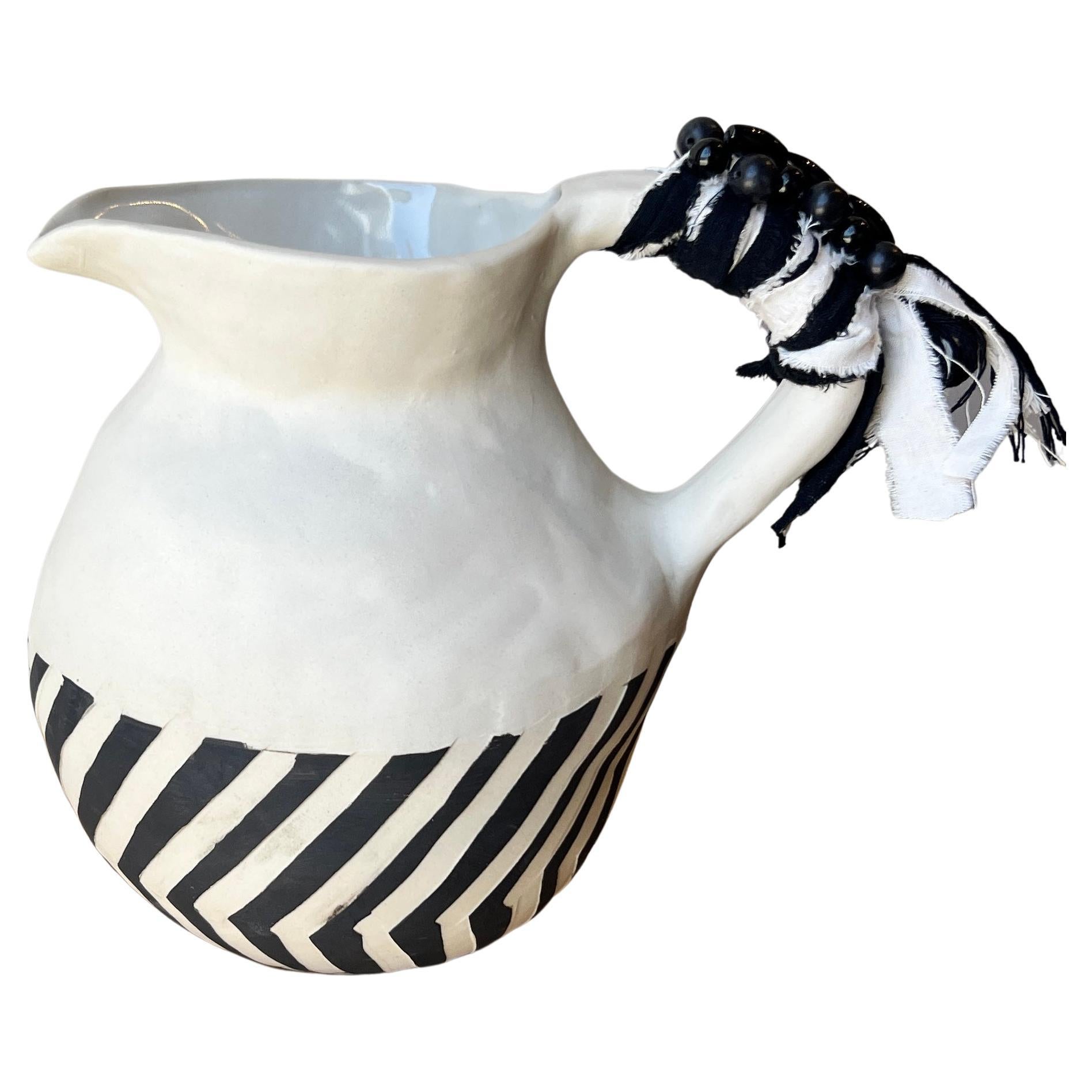 Cruche en céramique rayée et fantaisiste faite à la main en noir et blanc avec du tissu et des perles
