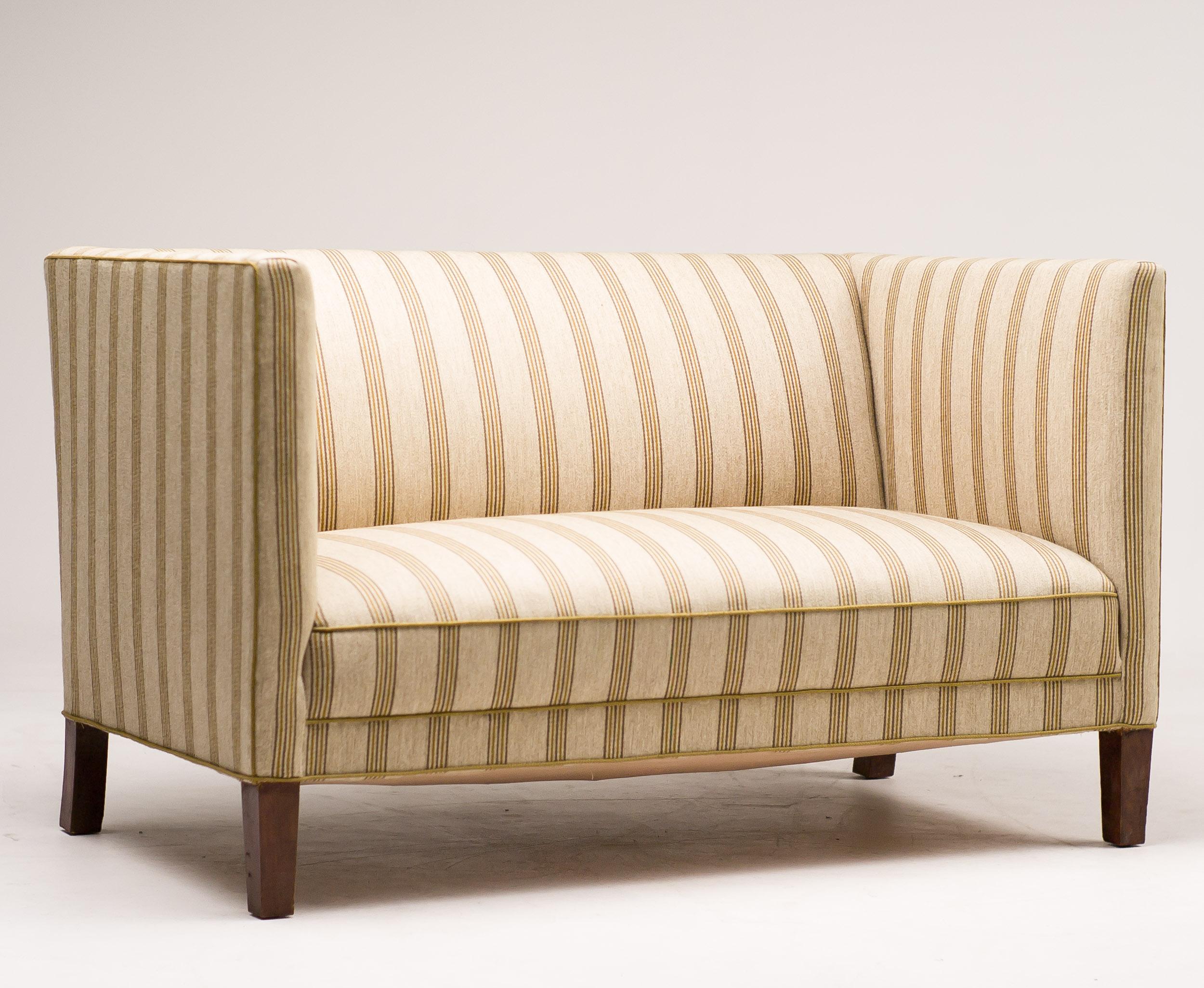 Danish modern sofa, manufactured by Fritz Hansen. 
Classic construction with a beech frame, coil springs and horsehair.
Beautiful striped wool upholstery in excellent condition.

Literature: Fritz Hansen catalogue 4202 from 1942.


 