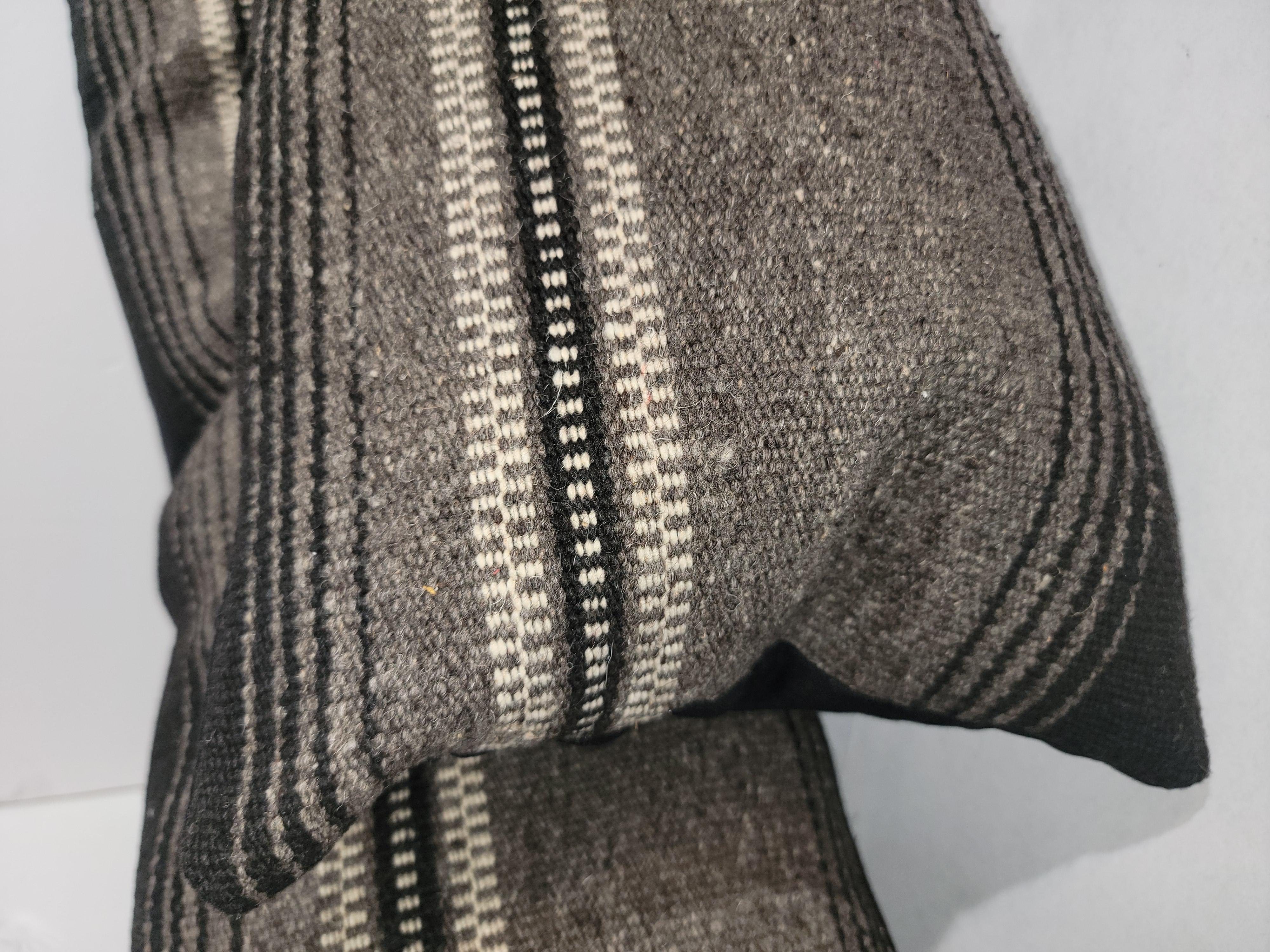 Bellissimo contrasto di colori. Le linee bianche conferiscono un aspetto semplice ed elegante che si adatta a qualsiasi look. Dal moderno al country, questi cuscini daranno un tocco di semplicità a qualsiasi stanza.