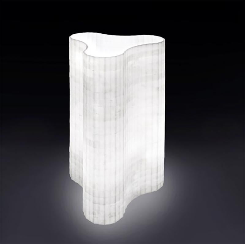 Lampe de table décorative Stripes A1 en marbre blanc Afyon by Bufalini Marmi
Dimensions : Ø 24 x H 54 cm : Ø 24 x H 54 cm. 
Matériaux : Marbre blanc d'Afyon.

Disponible en différentes tailles et formes. Les prix peuvent varier. Toutes nos lampes