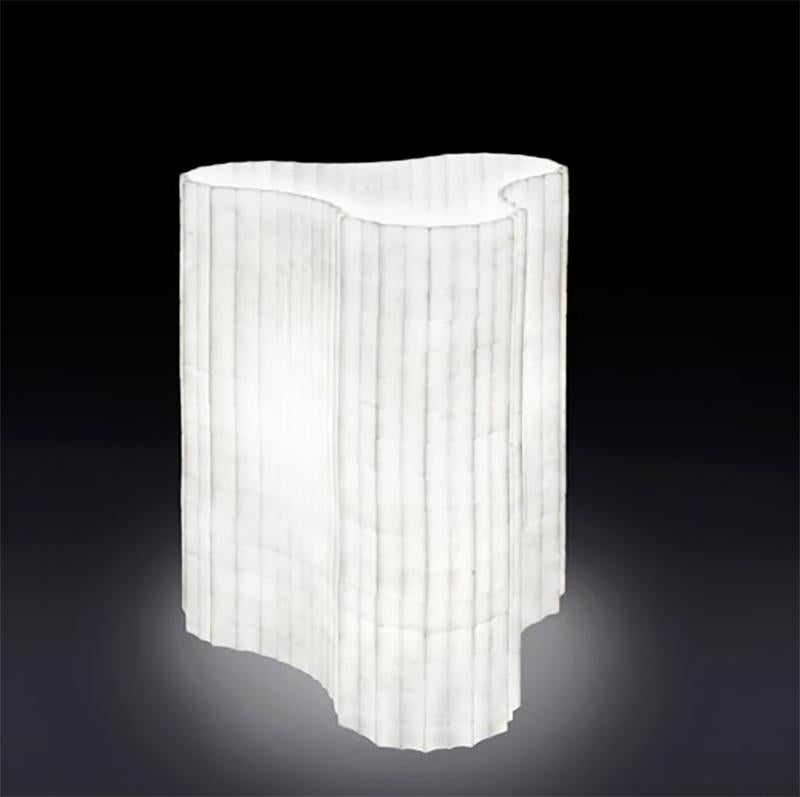 Lampe de table décorative Stripes A2 en marbre blanc Afyon by Bufalini Marmi
Dimensions : Ø 27 x H 45 cm : Ø 27 x H 45 cm. 
Matériaux : Marbre blanc d'Afyon.

Disponible en différentes tailles et formes. Les prix peuvent varier. Toutes nos lampes