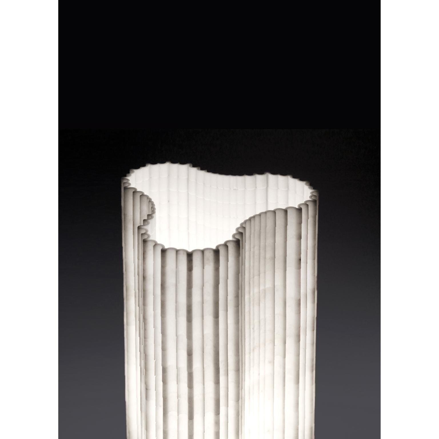 Autre Lampe de table décorative Stripes A2 en marbre blanc Afyon by Bufalini Marmi en vente