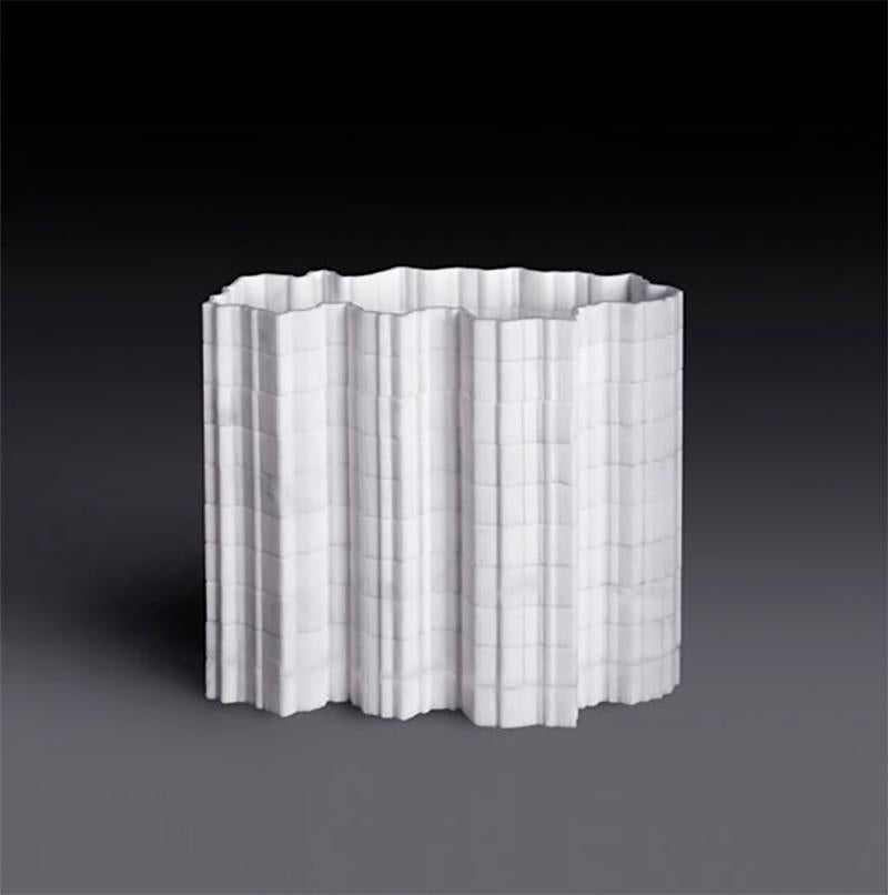 Dekorative Vase Stripes A2 aus Statuario-Marmor von Bufalini Marmi
Abmessungen: T 6,5 x B 19,5 x H 18 cm. 
MATERIALIEN: Statuario-Marmor.

Erhältlich in verschiedenen Größen, Formen und Steinoptionen. Preise können abweichen. Bitte kontaktieren Sie