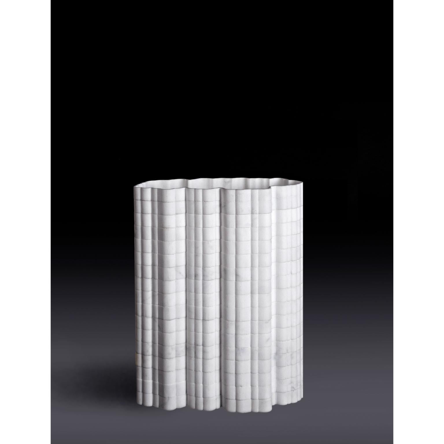 Dekorative Vase Stripes A3 aus Statuario-Marmor von Bufalini Marmi
Abmessungen: T 9 x B 21 x H 36 cm. 
MATERIALIEN: Statuario-Marmor.

Erhältlich in verschiedenen Größen, Formen und Steinoptionen. Preise können abweichen. Bitte kontaktieren Sie uns.