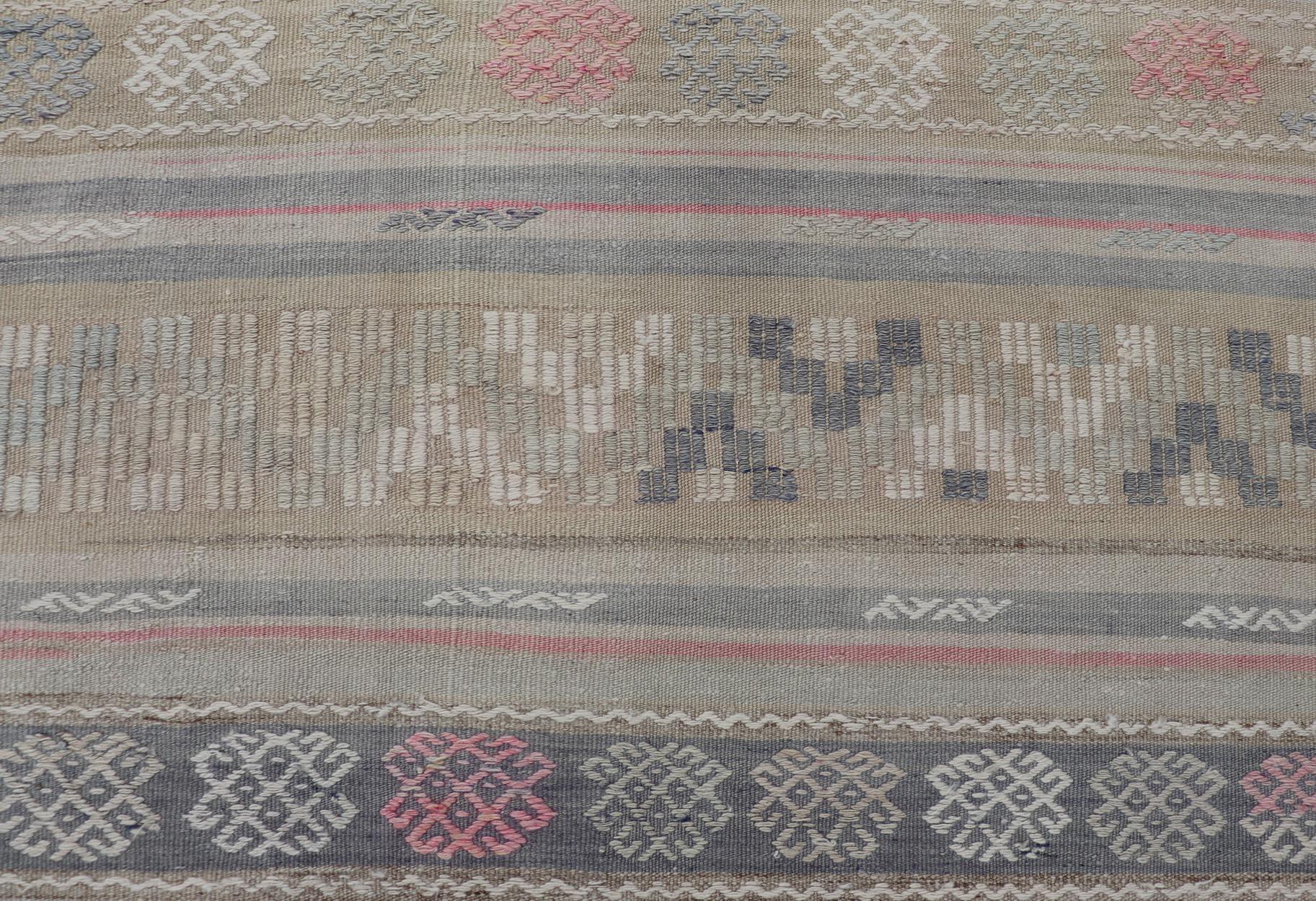 Türkischer Flachgewebe-Kelim mit Streifen und Stickereien in verschiedenen gedämpften Farben (20. Jahrhundert) im Angebot