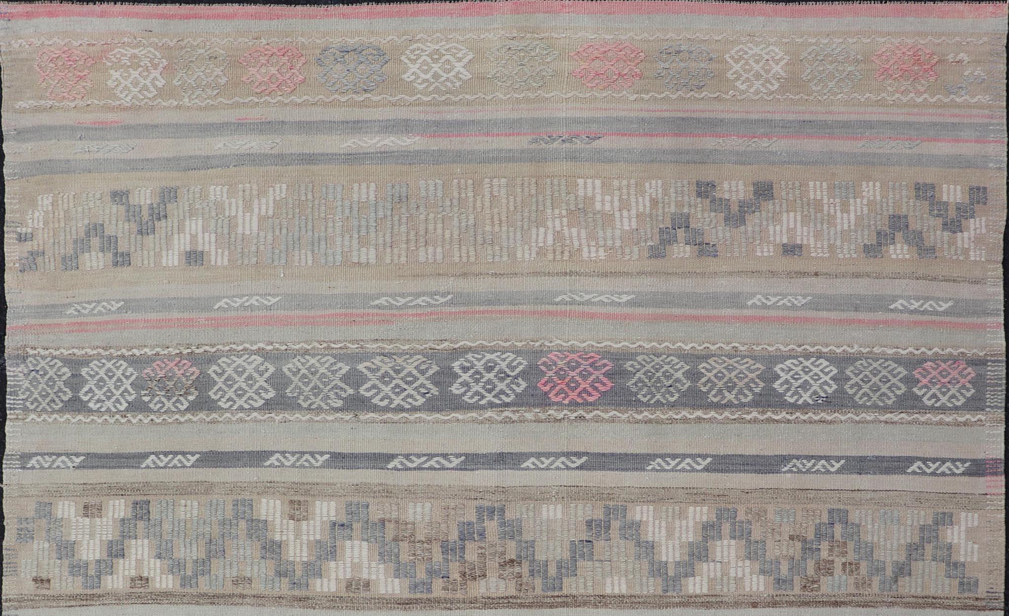 Lana Strisce e ricami Kilim turco a trama piatta in diversi colori tenui in vendita