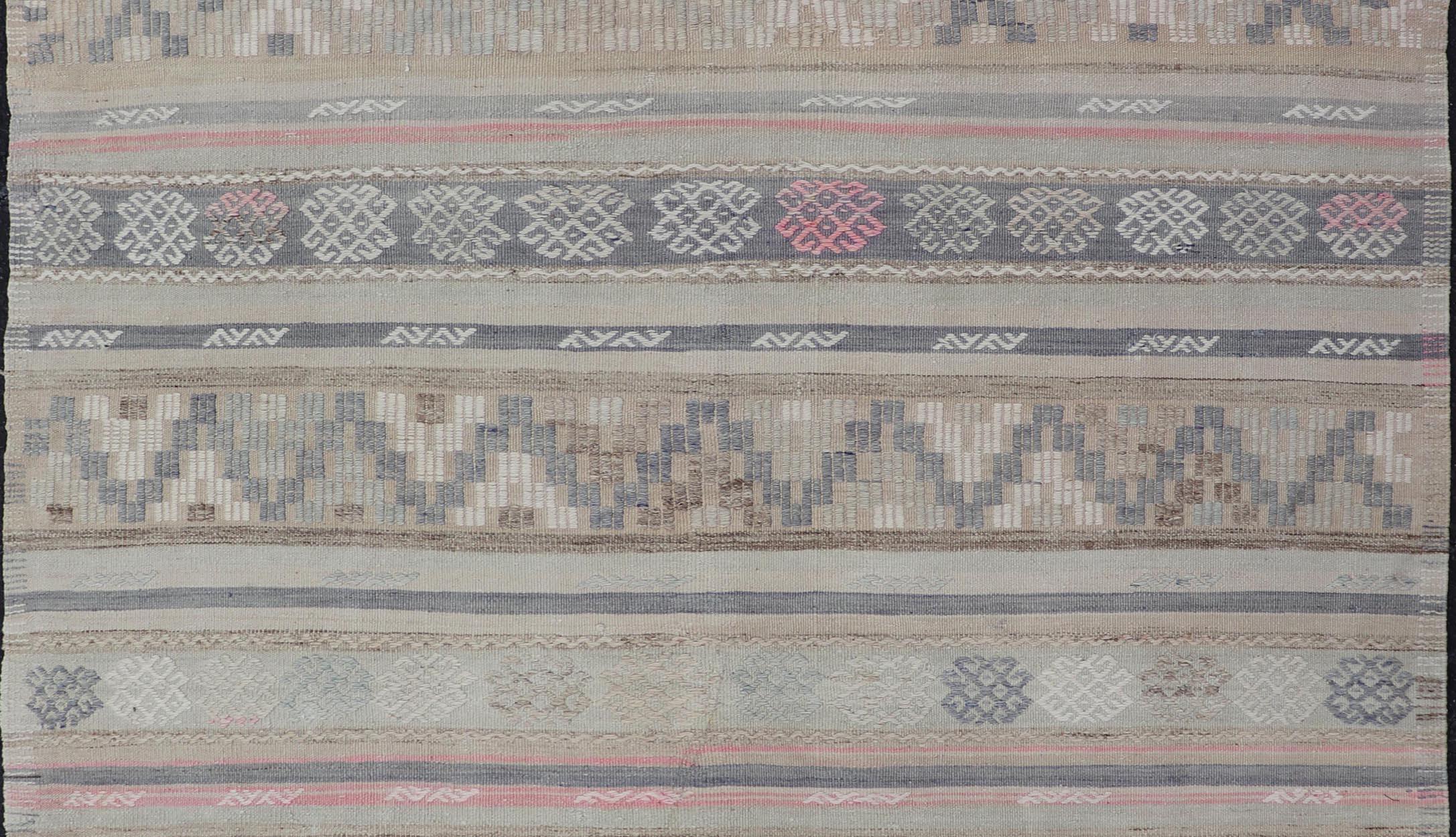 Strisce e ricami Kilim turco a trama piatta in diversi colori tenui in vendita 1