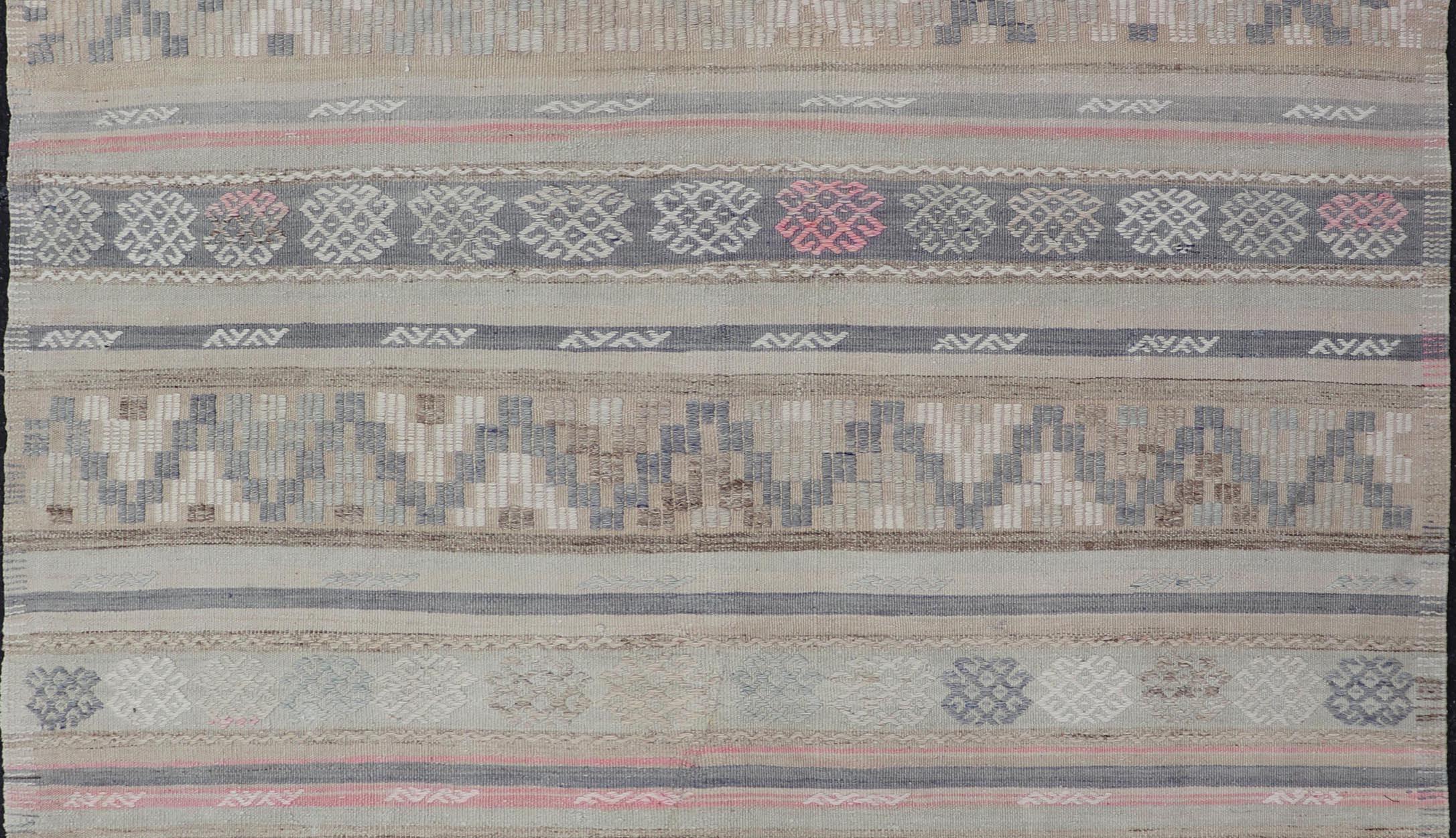 Tapis Kilim turc à rayures et broderies tissé à plat de différentes couleurs sourdes en vente 1