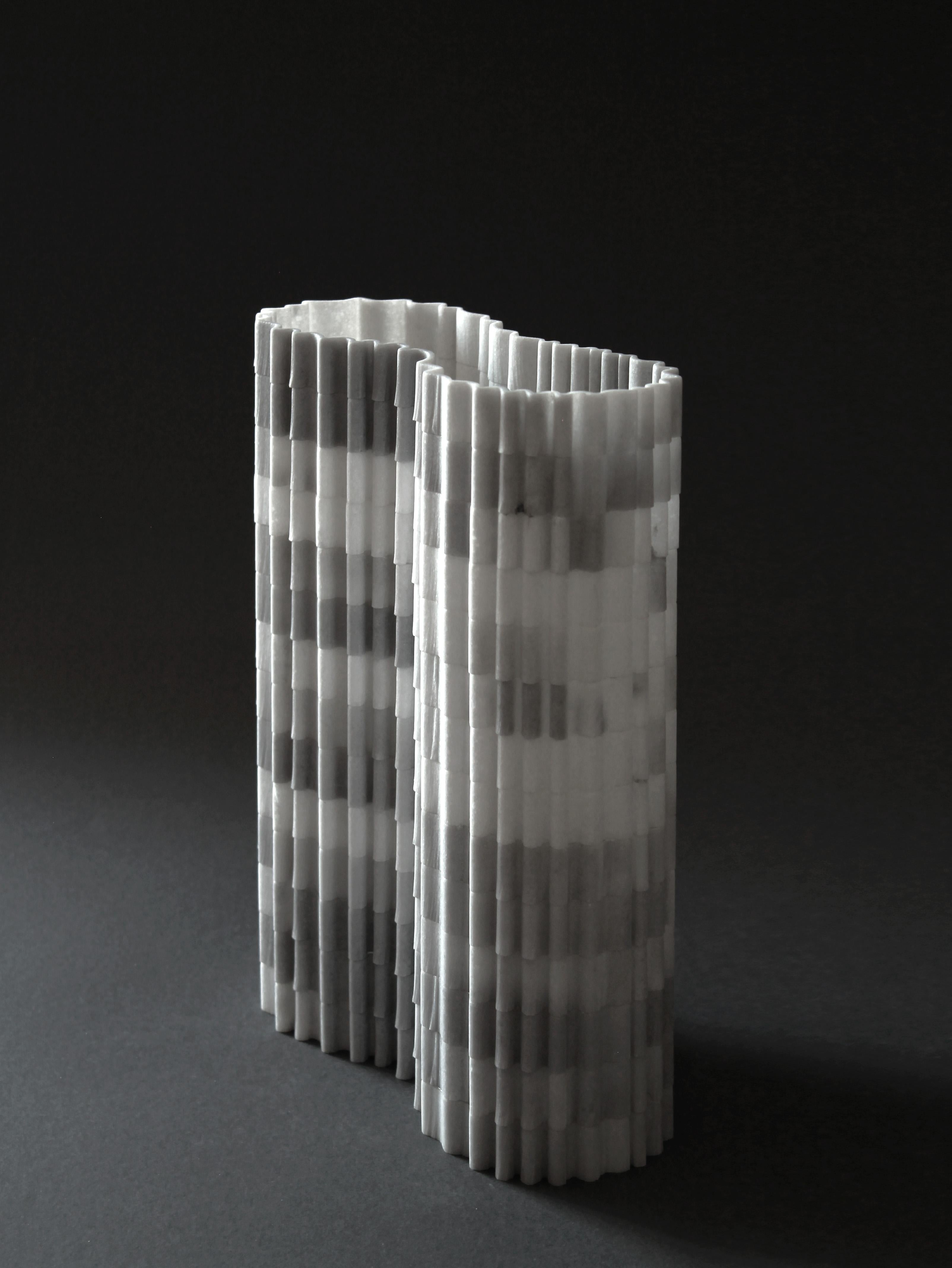 Jarrón decorativo Stripes B2 de mármol Striato Olimpico apomazado by Bufalini Marmi Moderno en venta