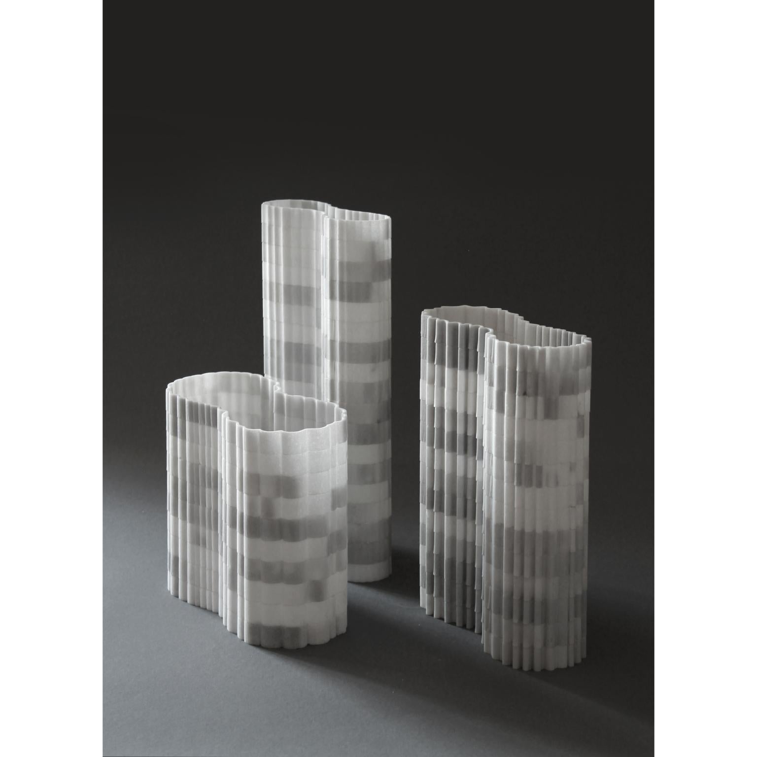 Jarrón decorativo Stripes B2 de mármol Striato Olimpico apomazado by Bufalini Marmi Siglo XXI y contemporáneo en venta