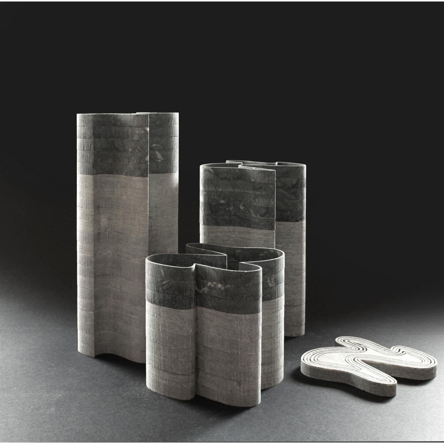 Vase Stripes C2 aus grünem Laguna-Marmor und indischgrünem Marmor von Bufalini Marmi (21. Jahrhundert und zeitgenössisch) im Angebot