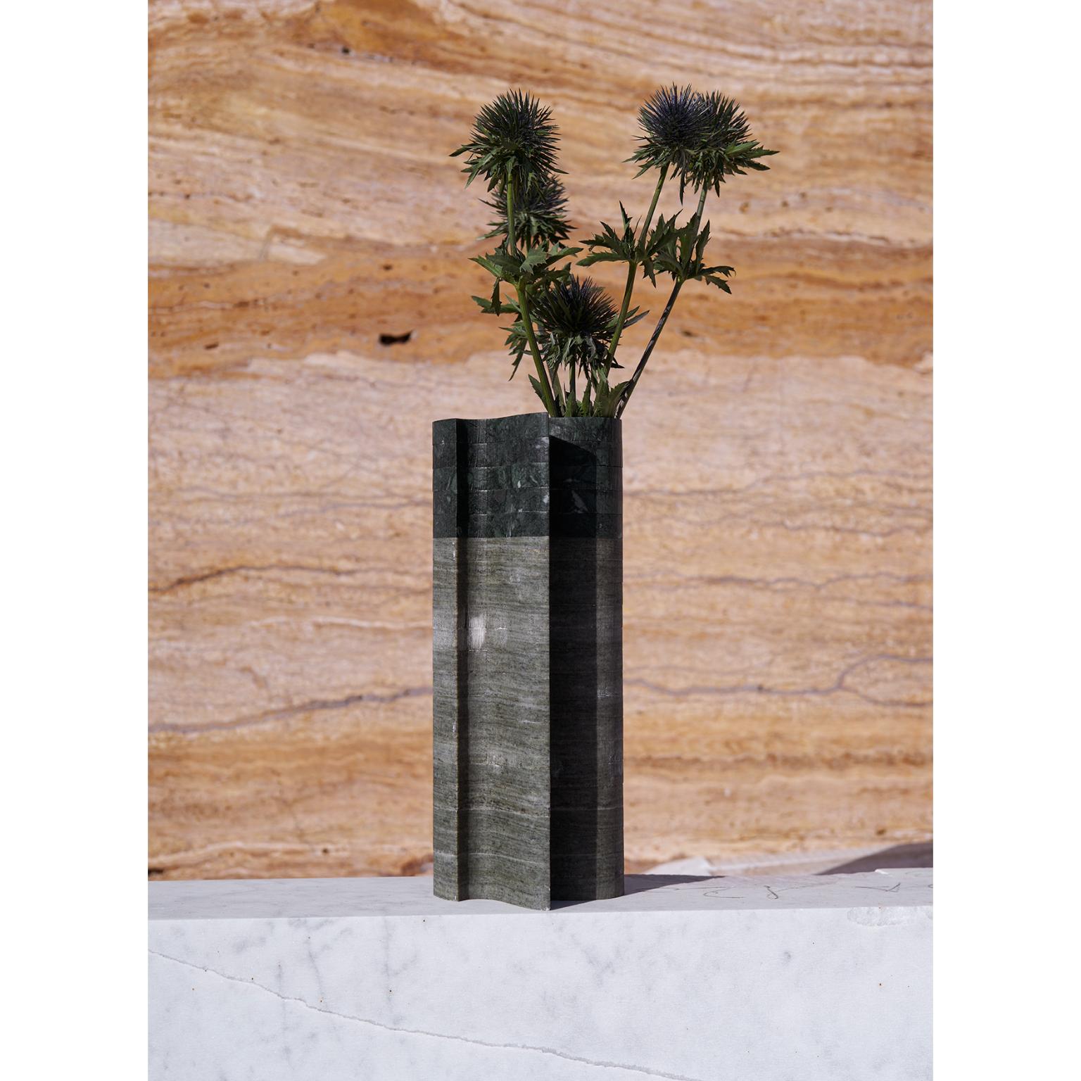 Vase Stripes C3 aus grünem Laguna-Marmor und indischgrünem Marmor von Bufalini Marmi (Moderne) im Angebot