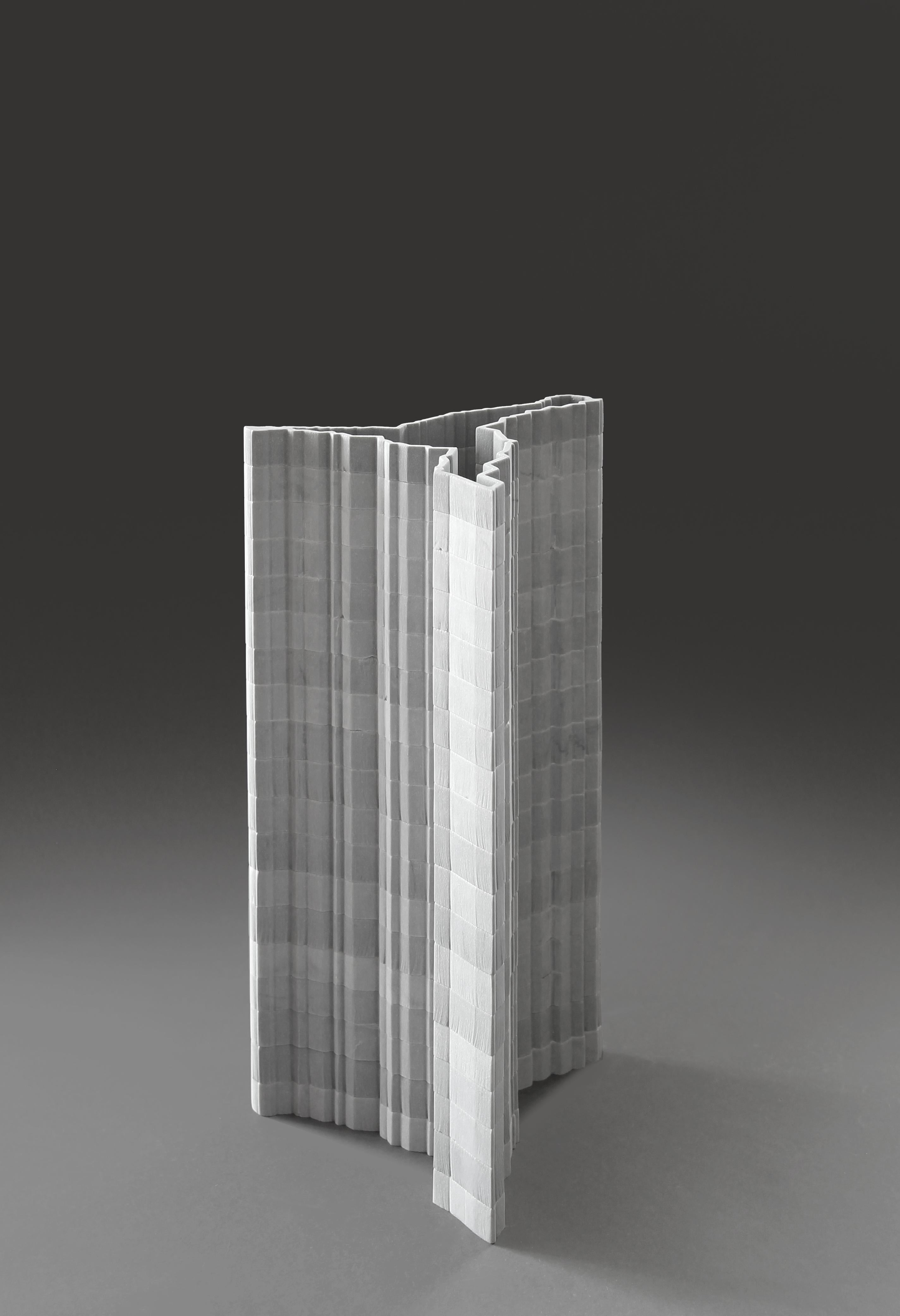 Dekorative Vase Stripes D1 aus Bardiglio-Marmor von Bufalini Marmi
Abmessungen: T 19 x B 19 x H 36 cm. 
MATERIALIEN: Bardiglio-Marmor.

Erhältlich in verschiedenen Größen, Formen und Steinoptionen. Preise können abweichen. Bitte kontaktieren Sie