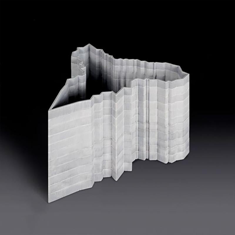 Dekorative Vase Stripes D6 aus Bardiglio-Marmor von Bufalini Marmi
Abmessungen: T 29 x B 29 x H 18 cm. 
MATERIALIEN: Bardiglio-Marmor.

Erhältlich in verschiedenen Größen, Formen und Steinoptionen. Preise können abweichen. Bitte kontaktieren Sie