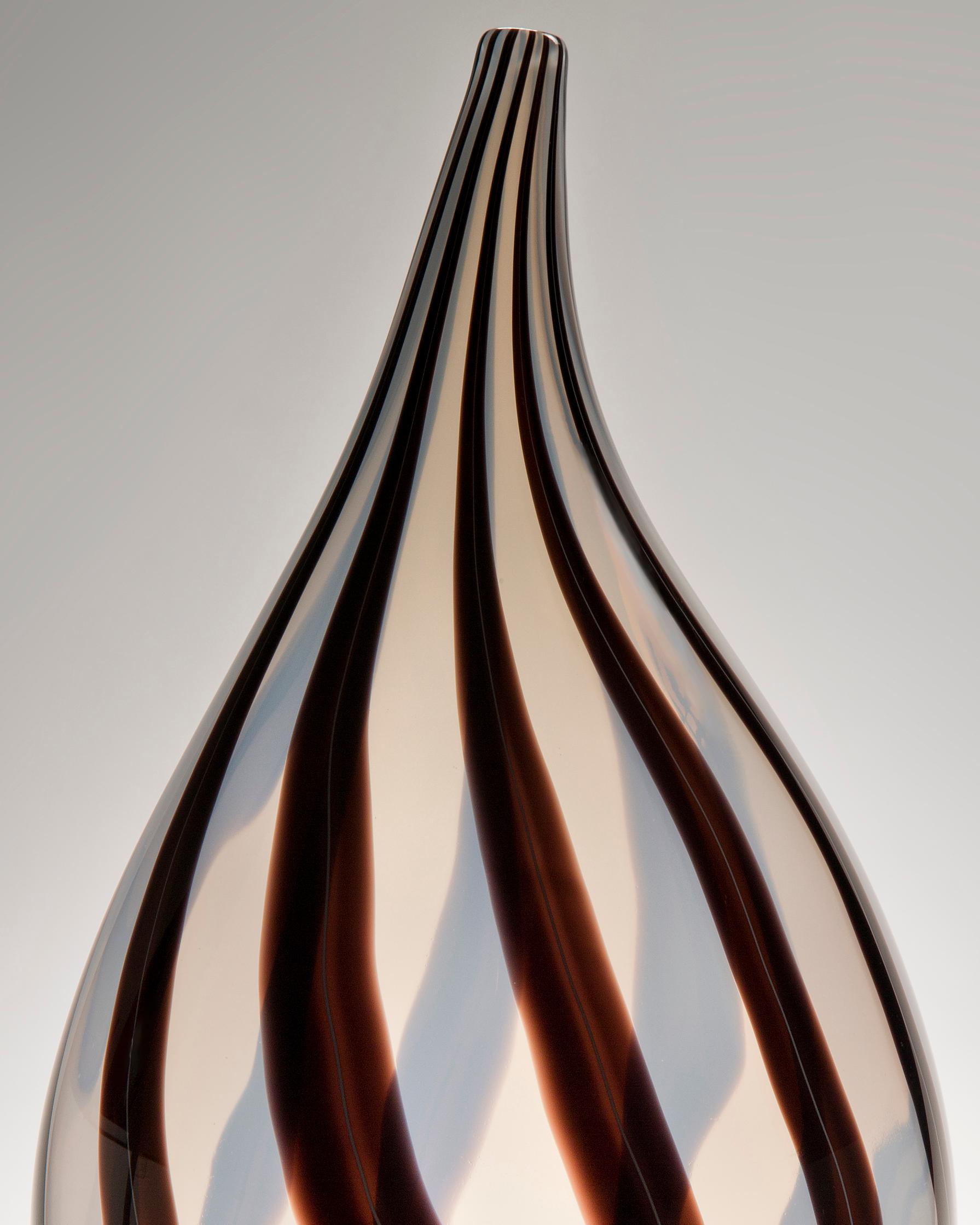 Fait main Stripes III, une sculpture soufflée en aubergine blanche opaque et foncée d'Ann Wåhlström en vente