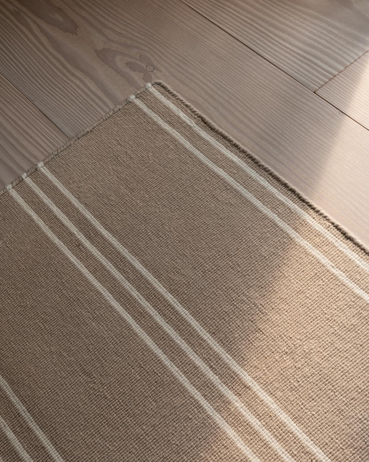 Stripes gray/cream est un tapis moderne en Dhurrie/Kilim au design scandinave.
Veuillez noter que les délais de livraison peuvent varier selon la taille et vont de 6 jours à 9 semaines.

Les rayures à motif de briques donnent au tapis une