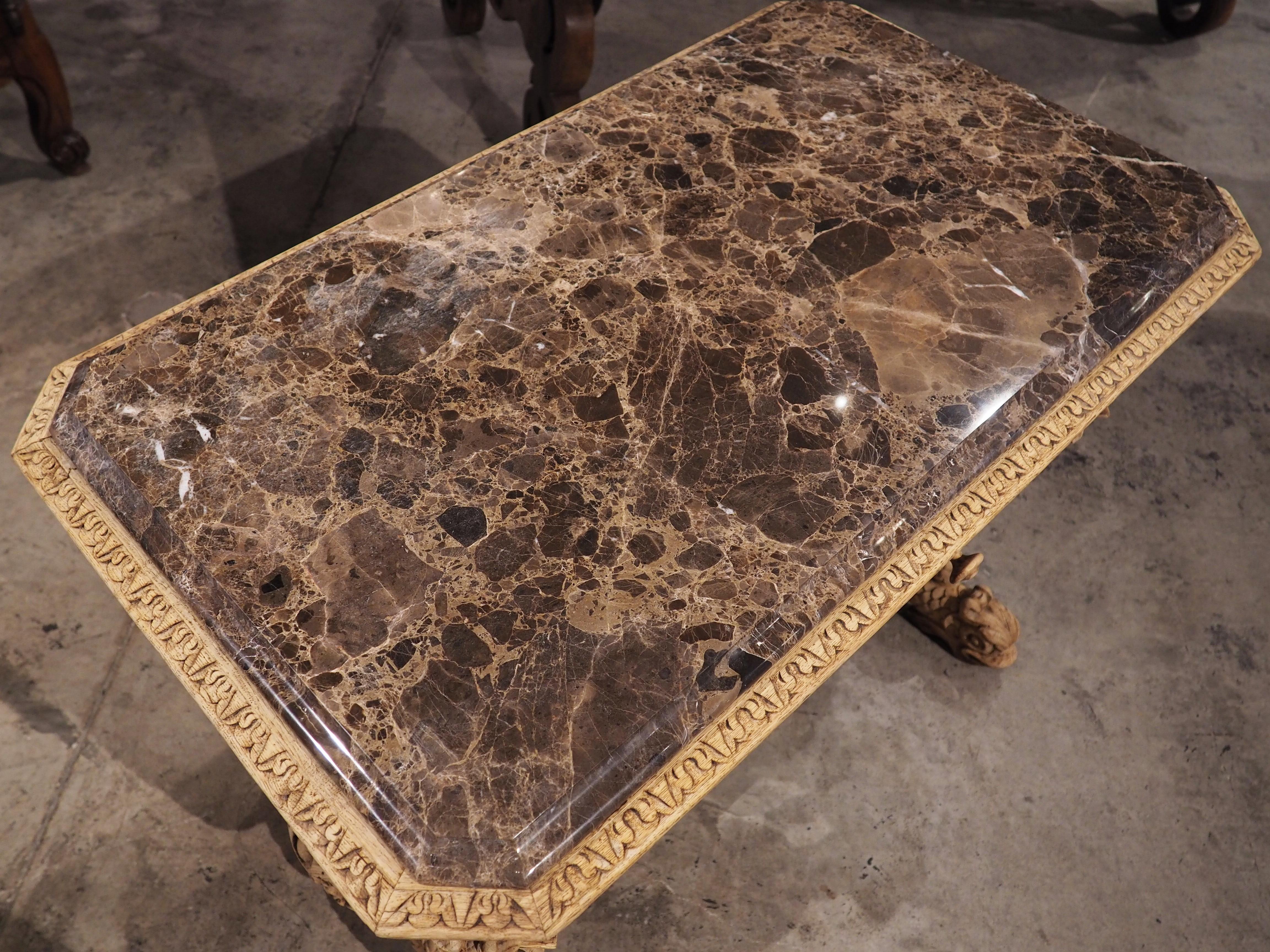 Gestreifter Tisch aus französischer Eiche im Renaissance-Stil des 19. Jahrhunderts mit Marmorplatte im Angebot 8