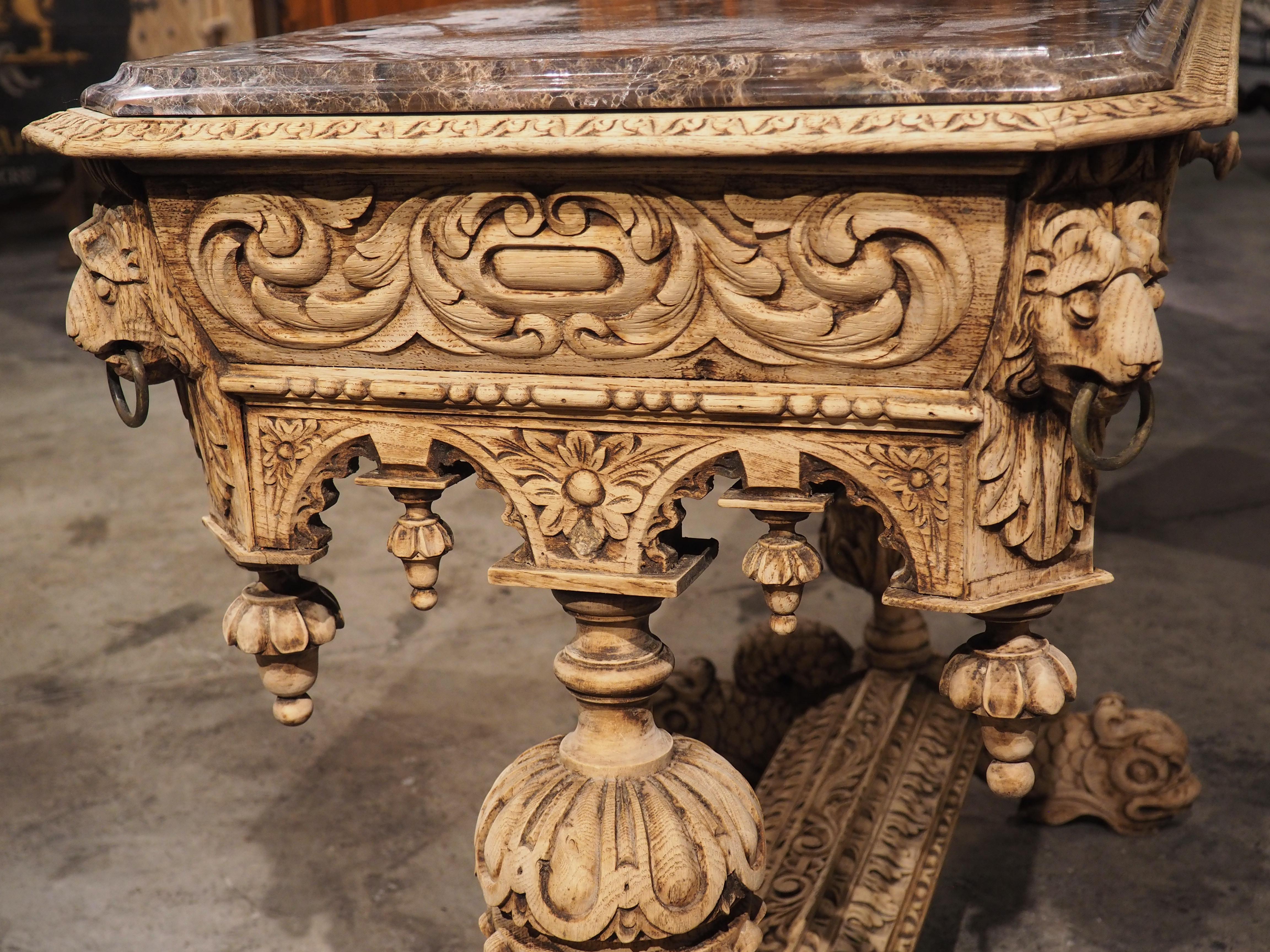 Marbre Table de style Renaissance en chêne français du 19ème siècle, rayée, avec plateau en marbre en vente