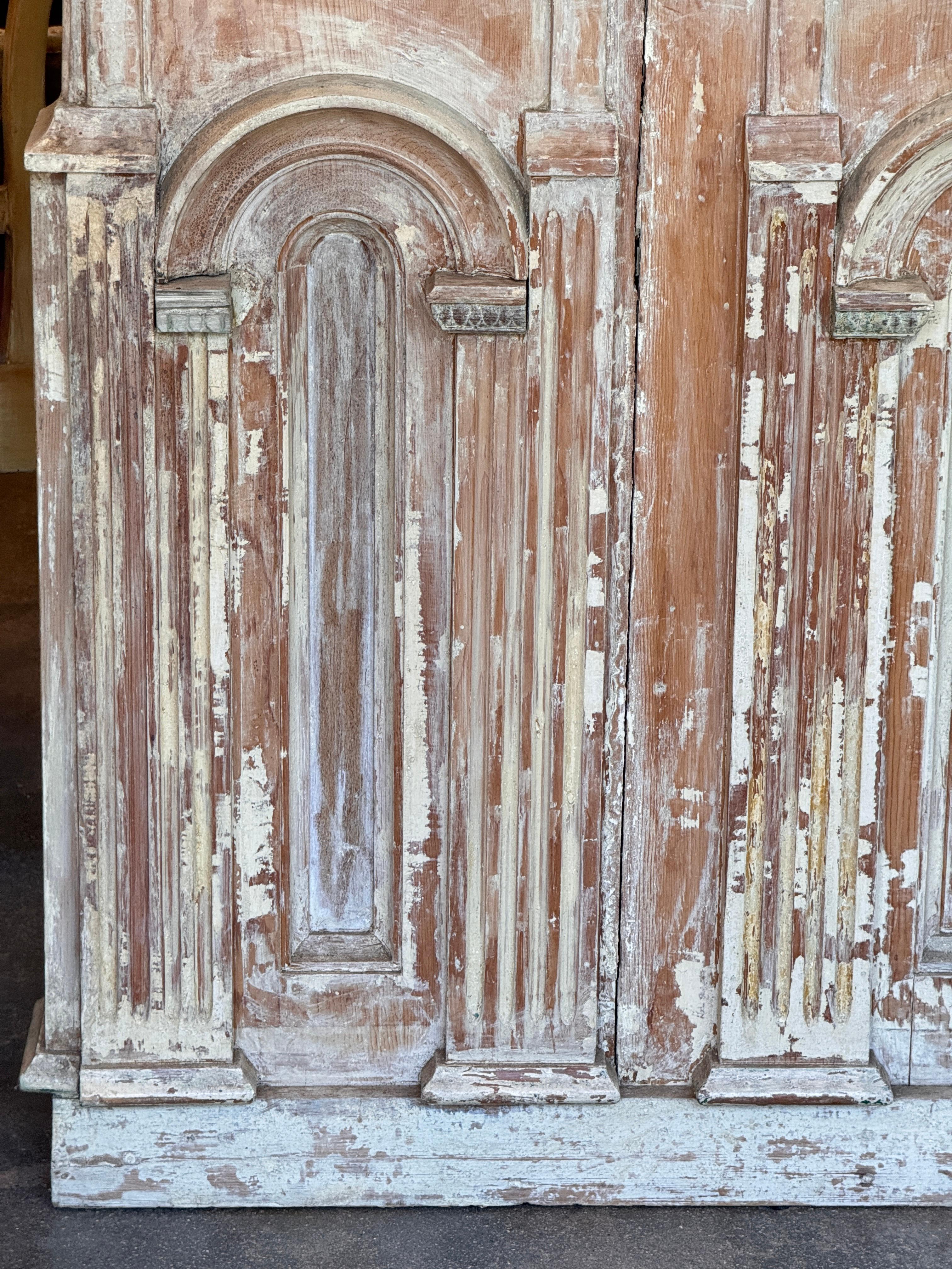 Consola rayada con paneles arquitectónicos tallados Madera en venta