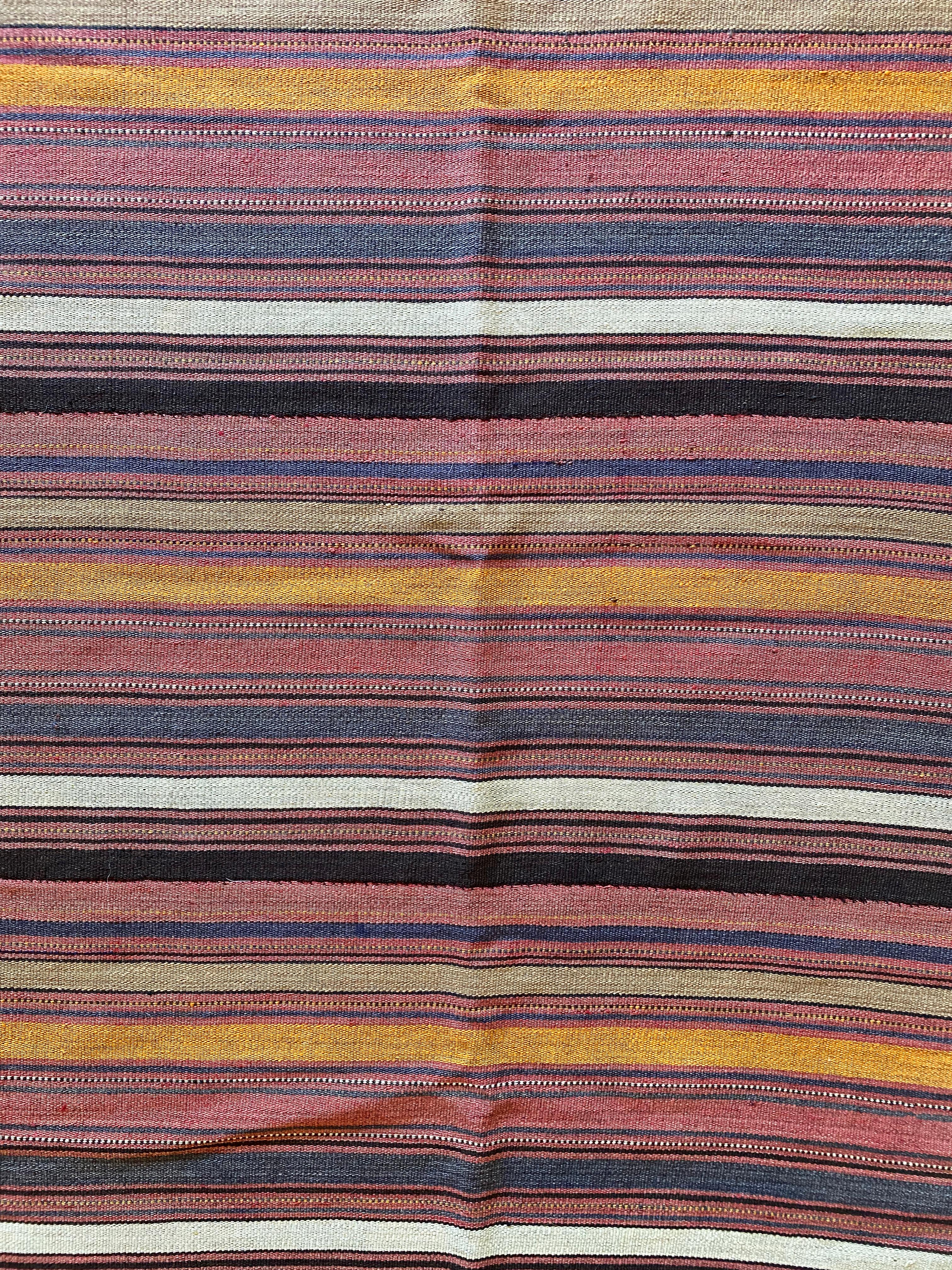 Annodato a mano Tappeto Kilim di lana turca a righe e multicolore, inizio XX secolo in vendita