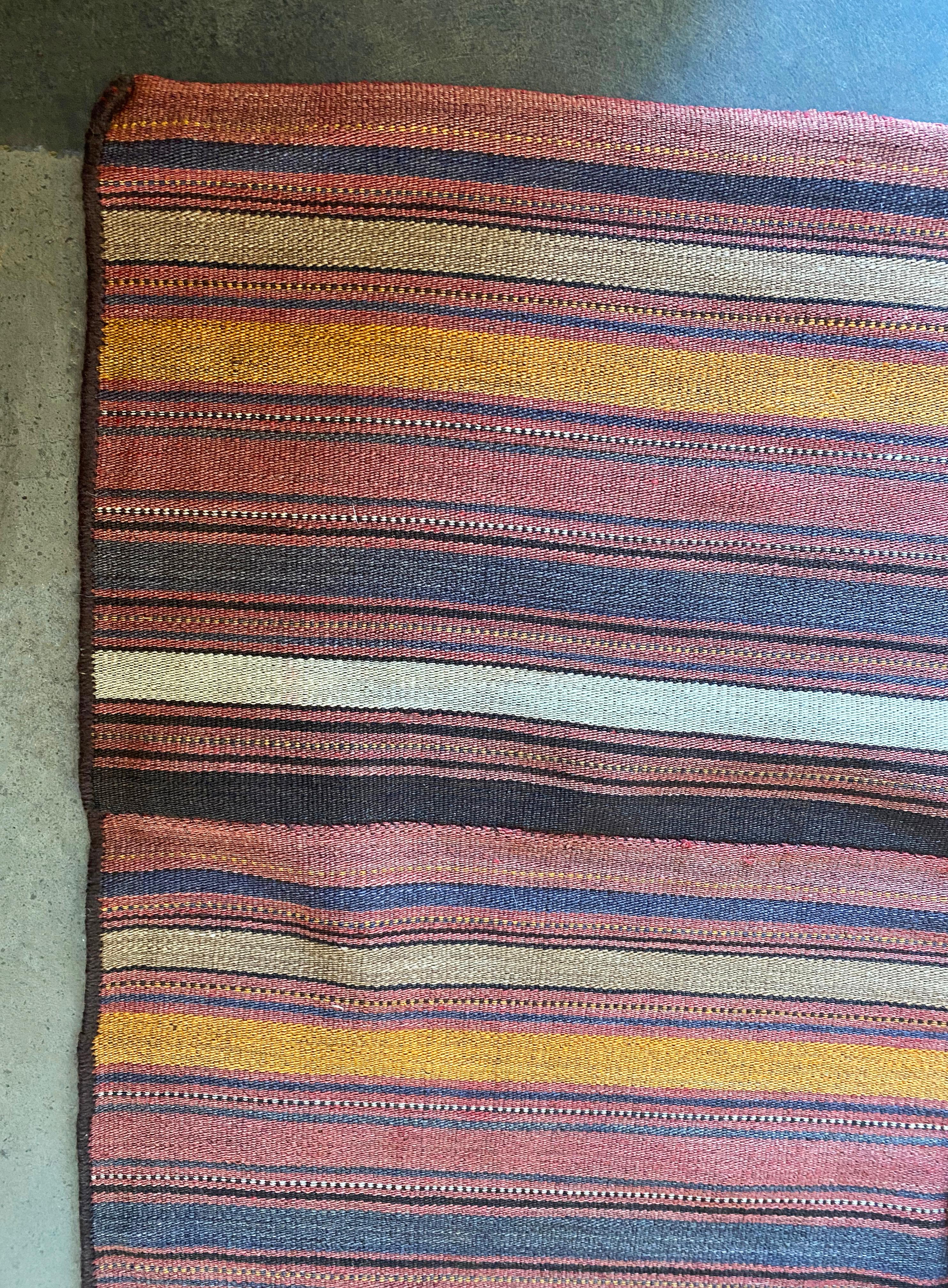 Gestreifter, mehrfarbiger türkischer Woll-Kelim-Teppich, frühes 20. Jahrhundert (Wolle) im Angebot