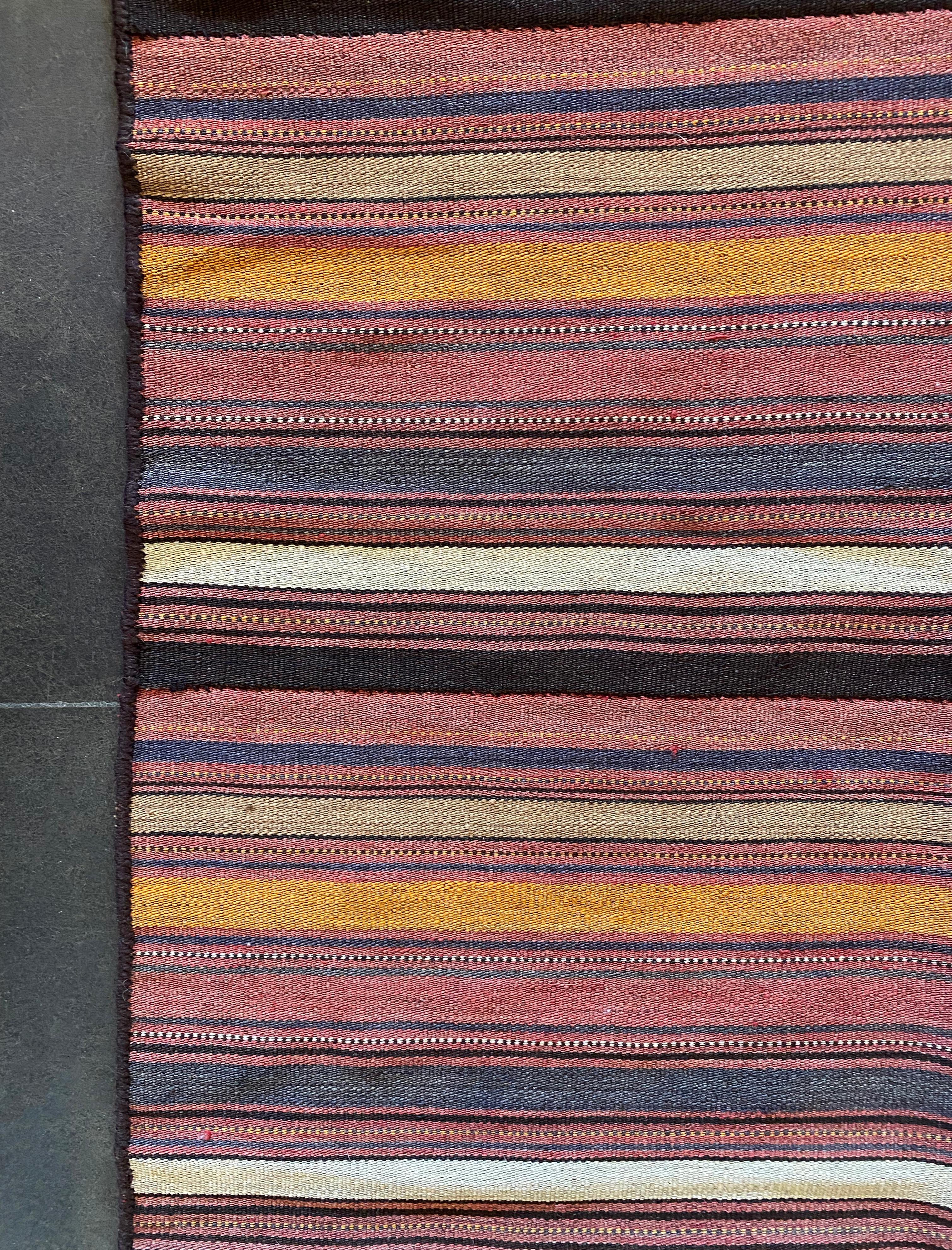 Gestreifter, mehrfarbiger türkischer Woll-Kelim-Teppich, frühes 20. Jahrhundert im Angebot 1