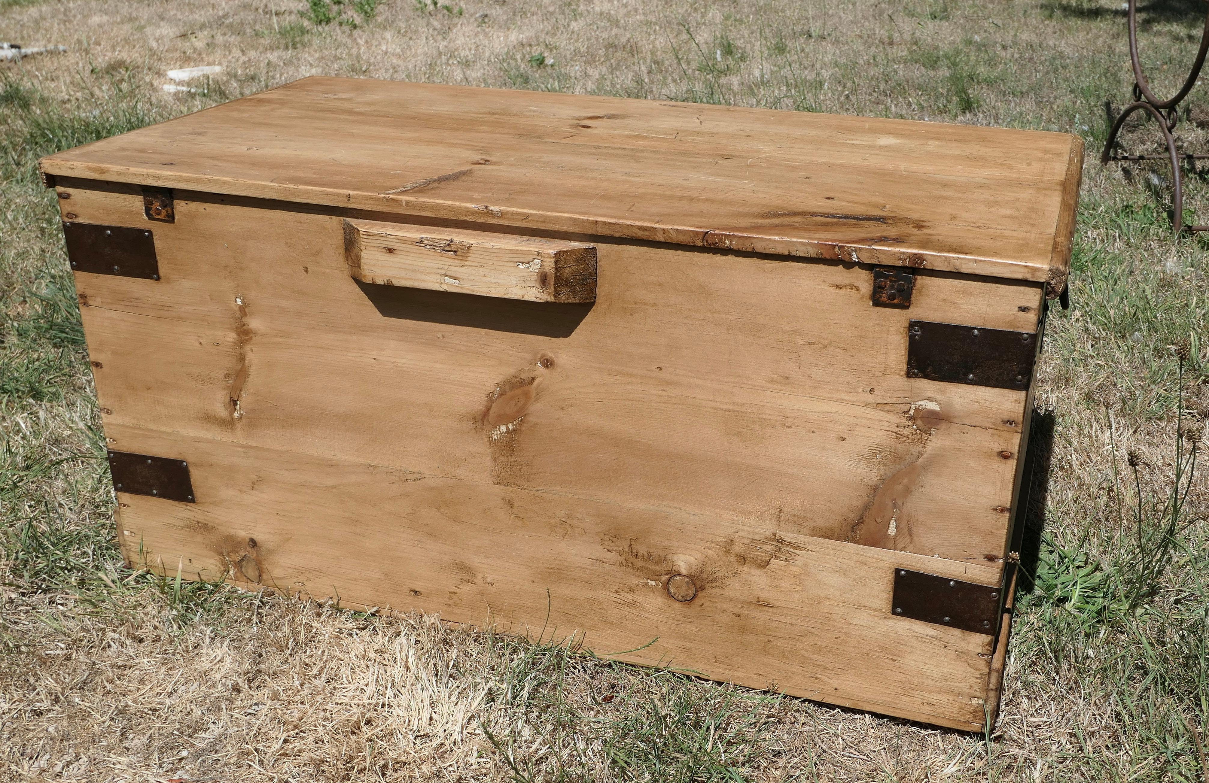 Stripped Pine Blanket Box, Coffee Table or ToyBox     In Good Condition For Sale In Chillerton, Isle of Wight