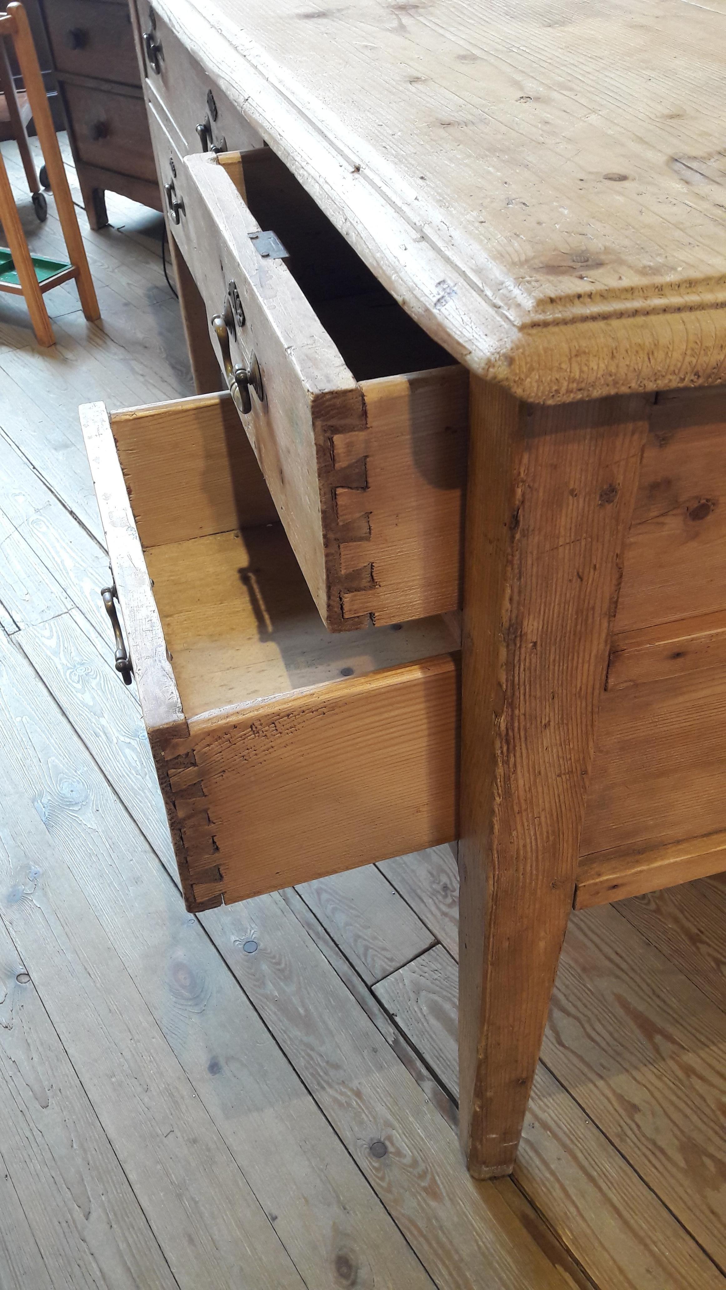 Stripped Pine Writing Table In Fair Condition For Sale In Antwerp, Antwerp