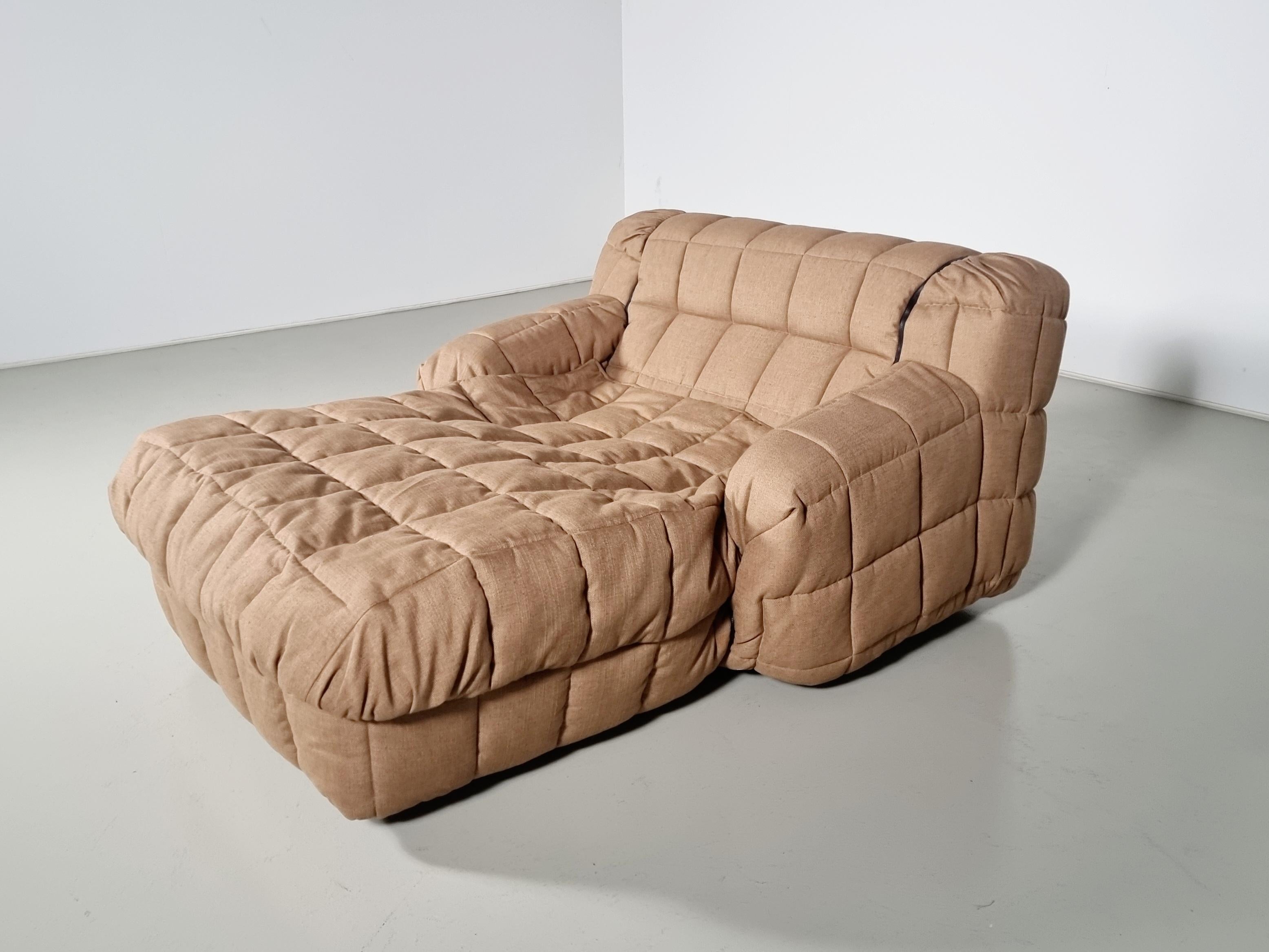 Rarissimo lettino a strisce di Cini Boeri per Arflex, anni '60. È rivestito in un tessuto riciclato color sabbia. L'imbottitura può essere chiusa con una cerniera in modo da potersi accoccolare sotto una coperta. Uno dei prodotti più famosi di