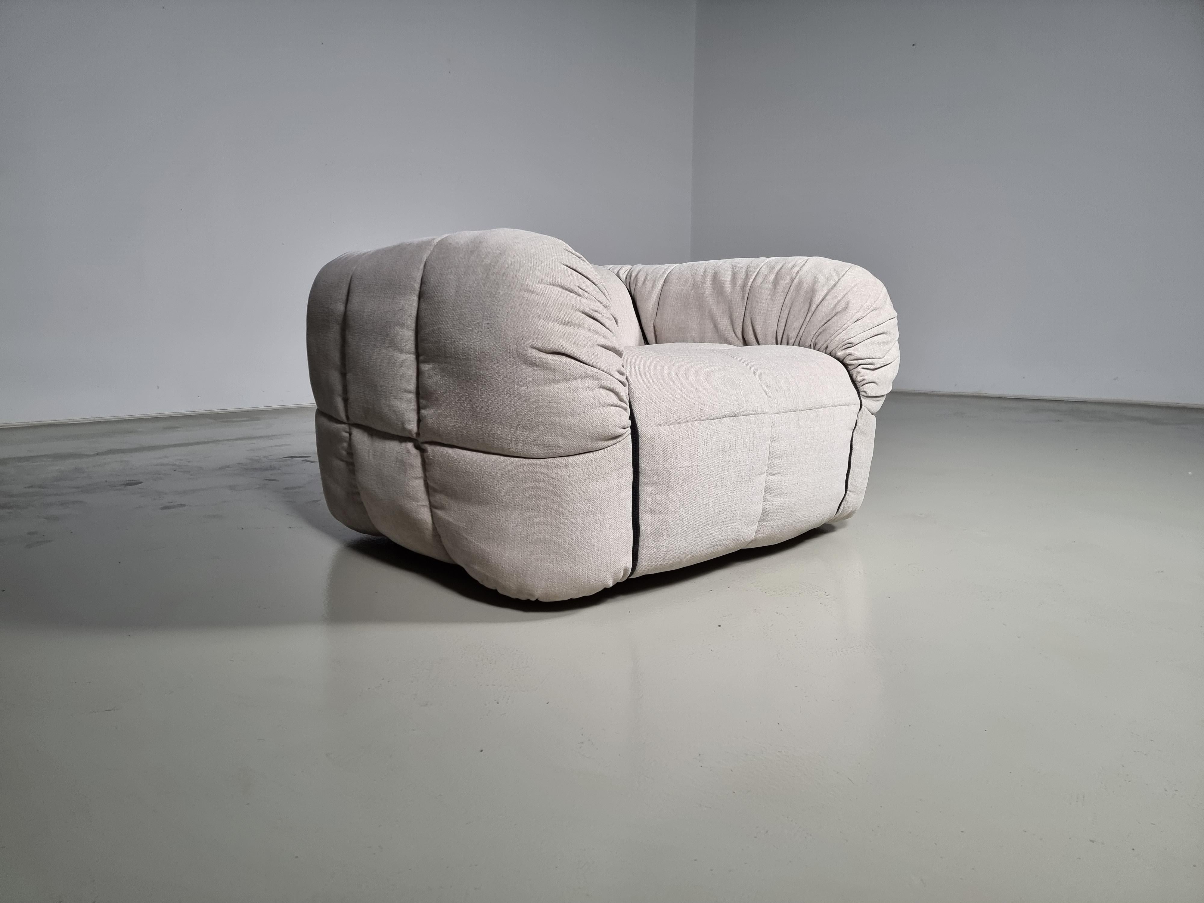 Stunning strips chair by Cini Boeri new upholstered in a creme/grey colour recycled fabric. One of the most famous products of Arflex. Designed in 1968, it was awarded the prize Compasso d’Oro and it is displayed in several museums in the world,