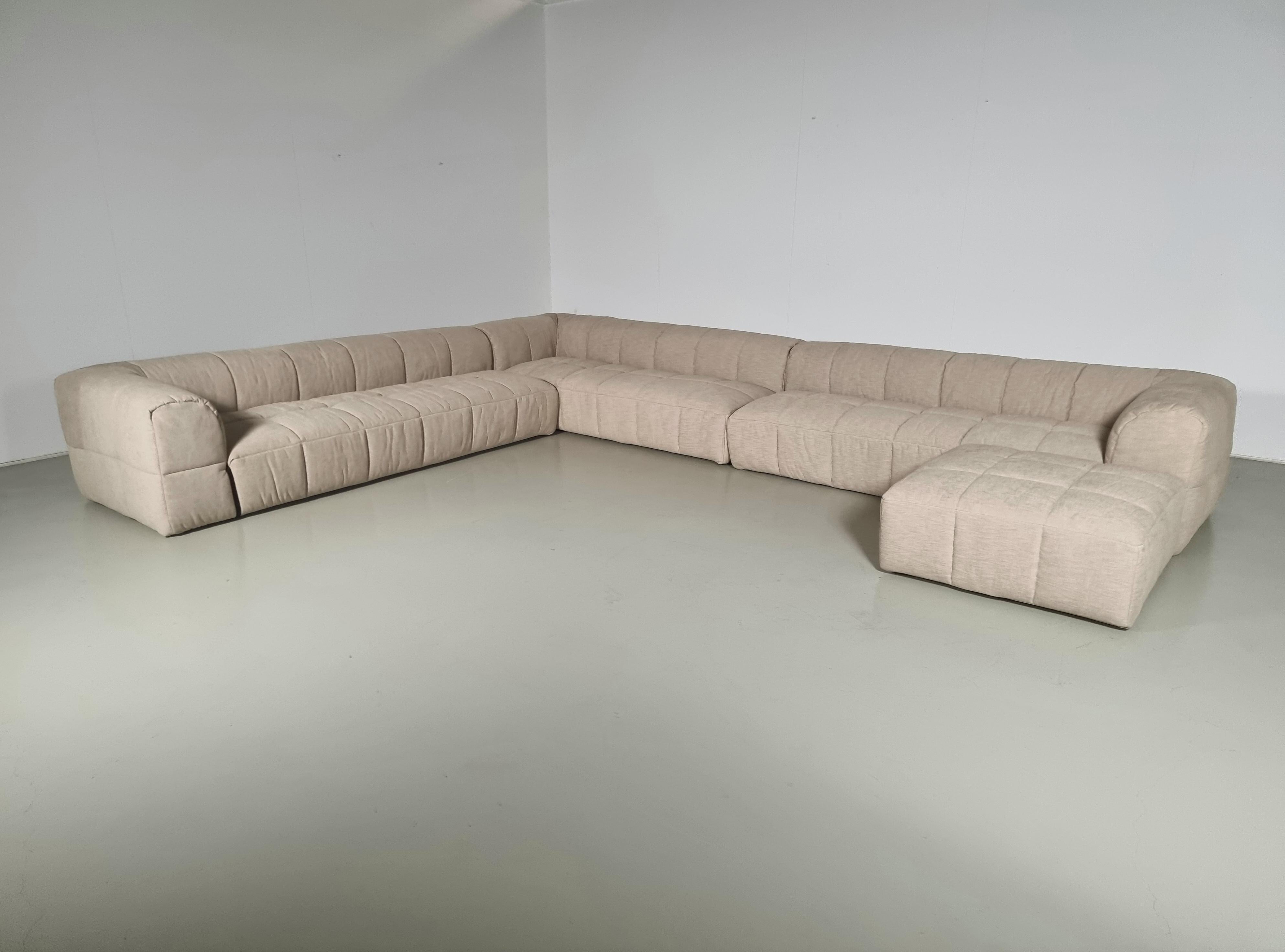 Huge Strips sofa designed by Cini Boeri for Arflex in the late 1960s. One of the most famous products of Arflex. Designed in 1968, it was awarded the price Compasso d’Oro and it is displayed in several museums around the world, like for example the