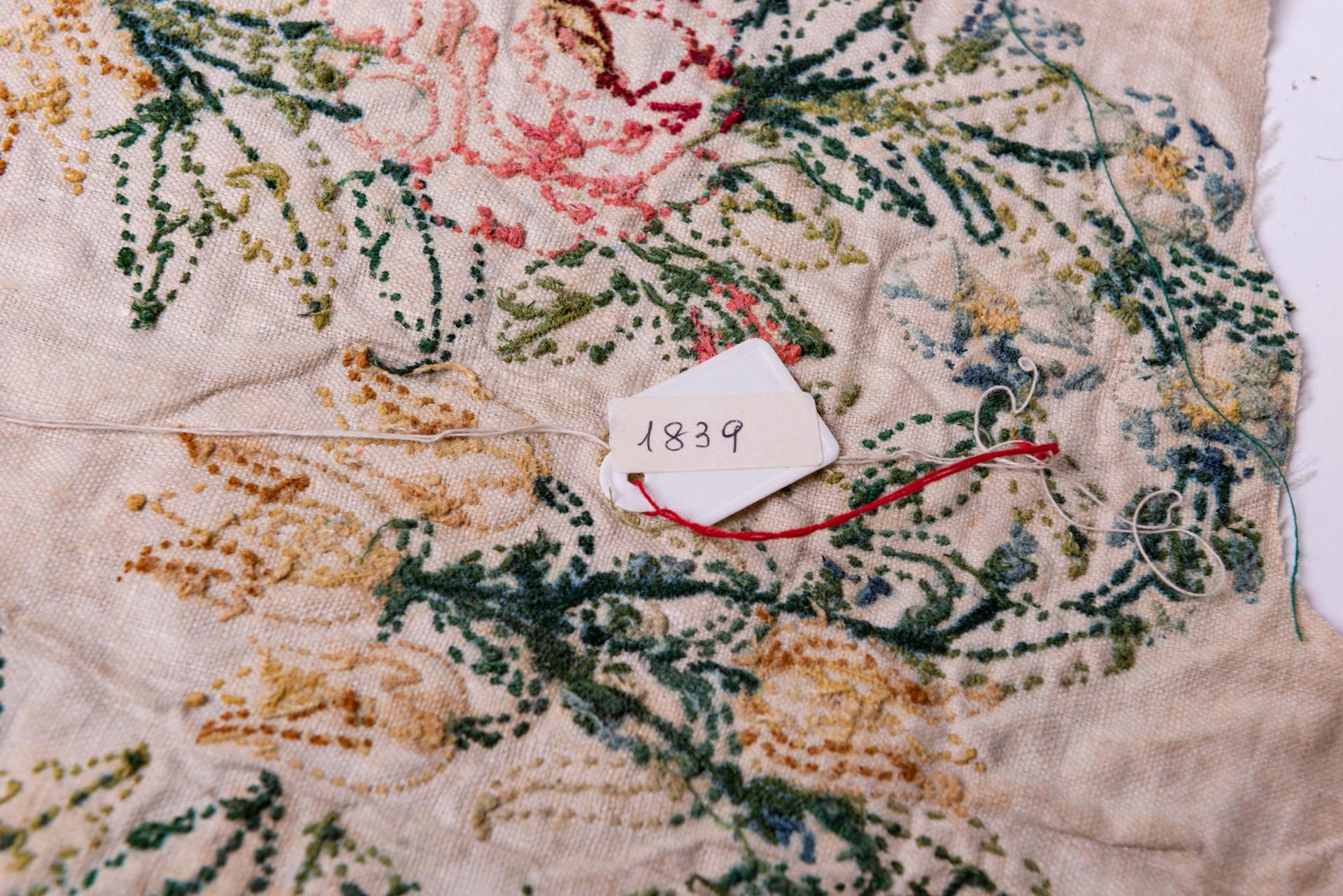 Antichi e rari ricami utili per abbellire abiti o paralumi o altro. Li ho trovati molti anni fa ma li ho dimenticati. Con altri ho preparato dei paralumi eleganti.
Ora con un ottimo prezzo per le attività di chiusura.

rif. n. 1839.