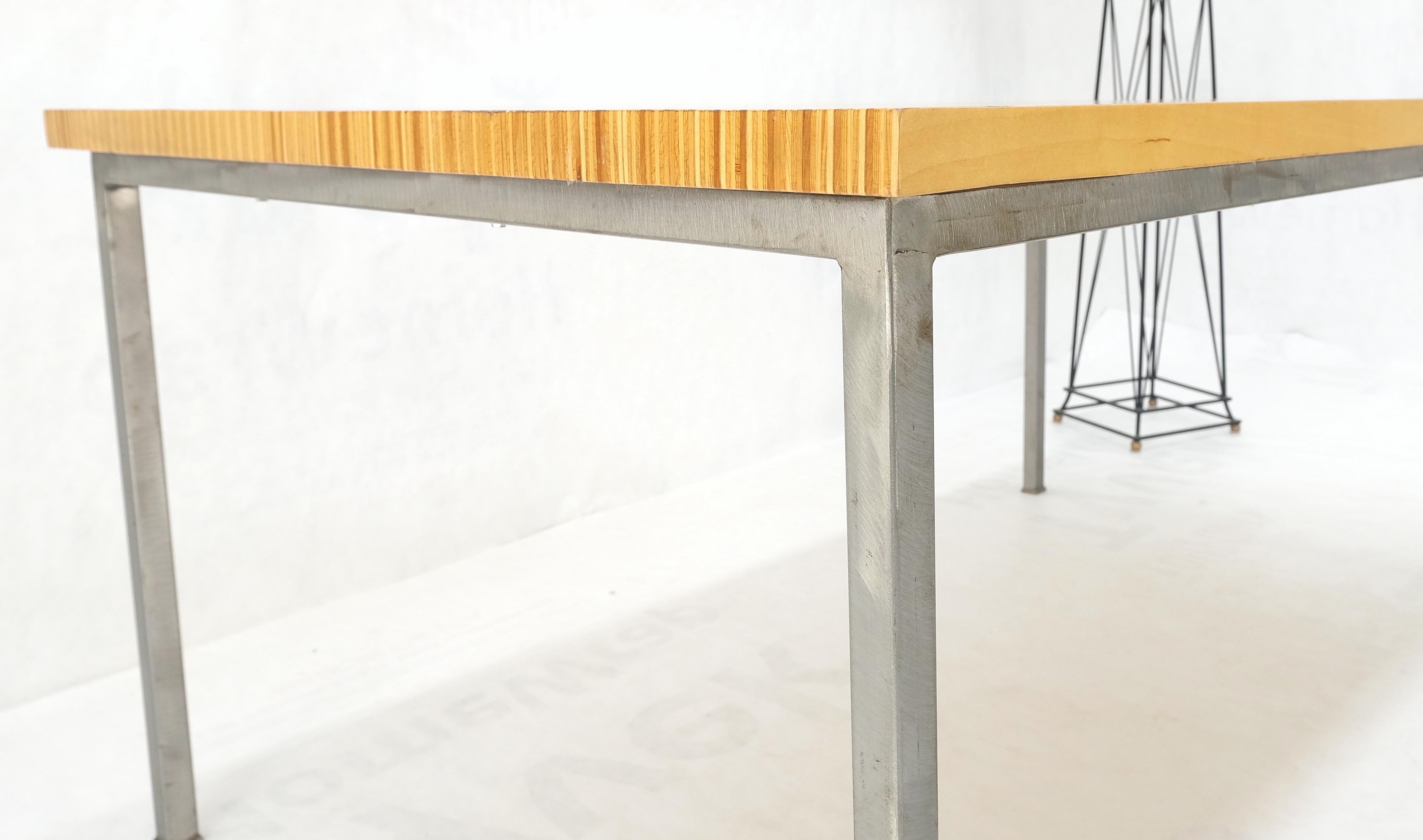 Mid-Century moderno Strisce di Wood incollate insieme Piano del tavolo a motivo unico Base industriale Desk Mint in vendita