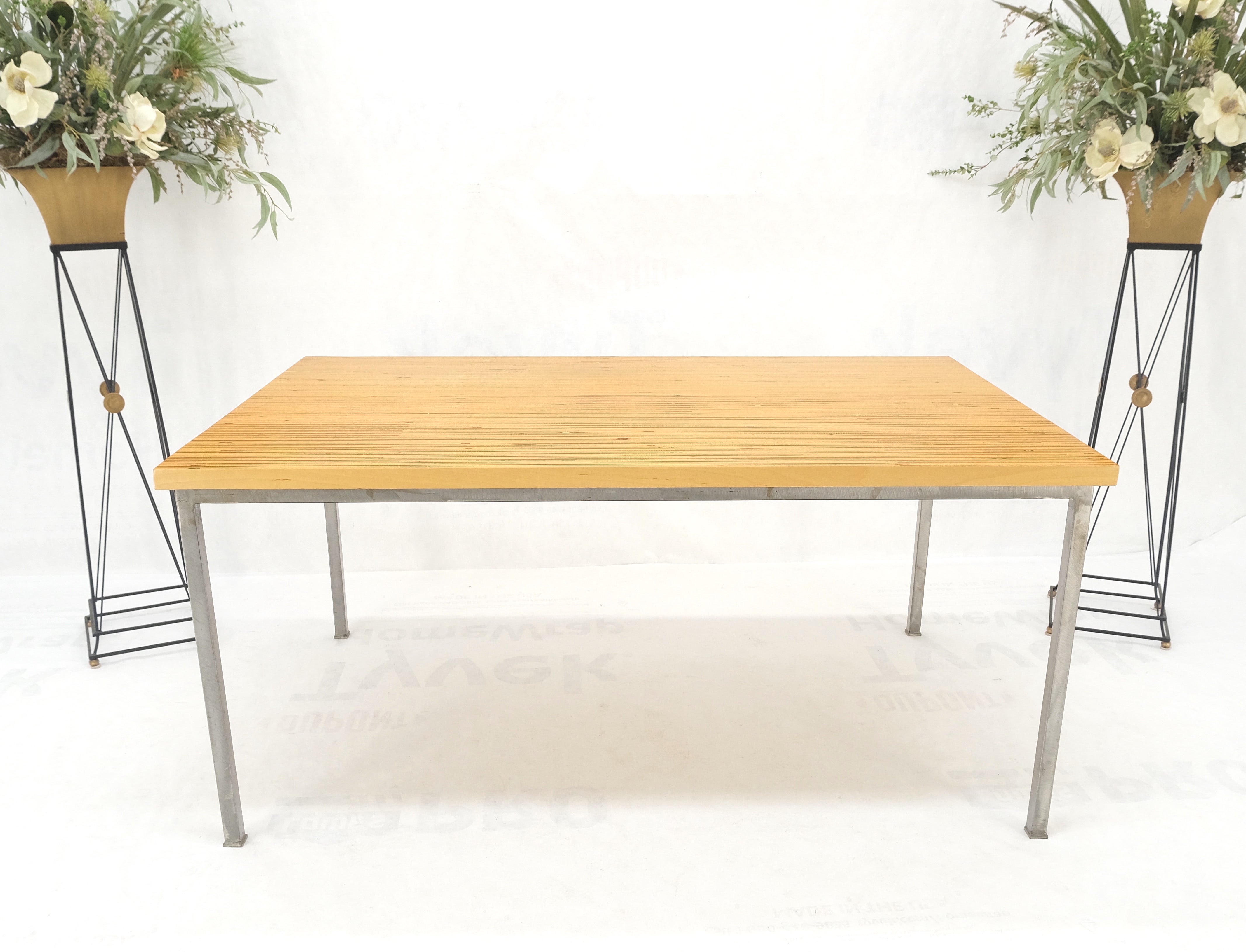 Holzstreifen gemusterte Tischplatte mit einzigartigem Muster, Industriesockel, MINT (amerikanisch) im Angebot