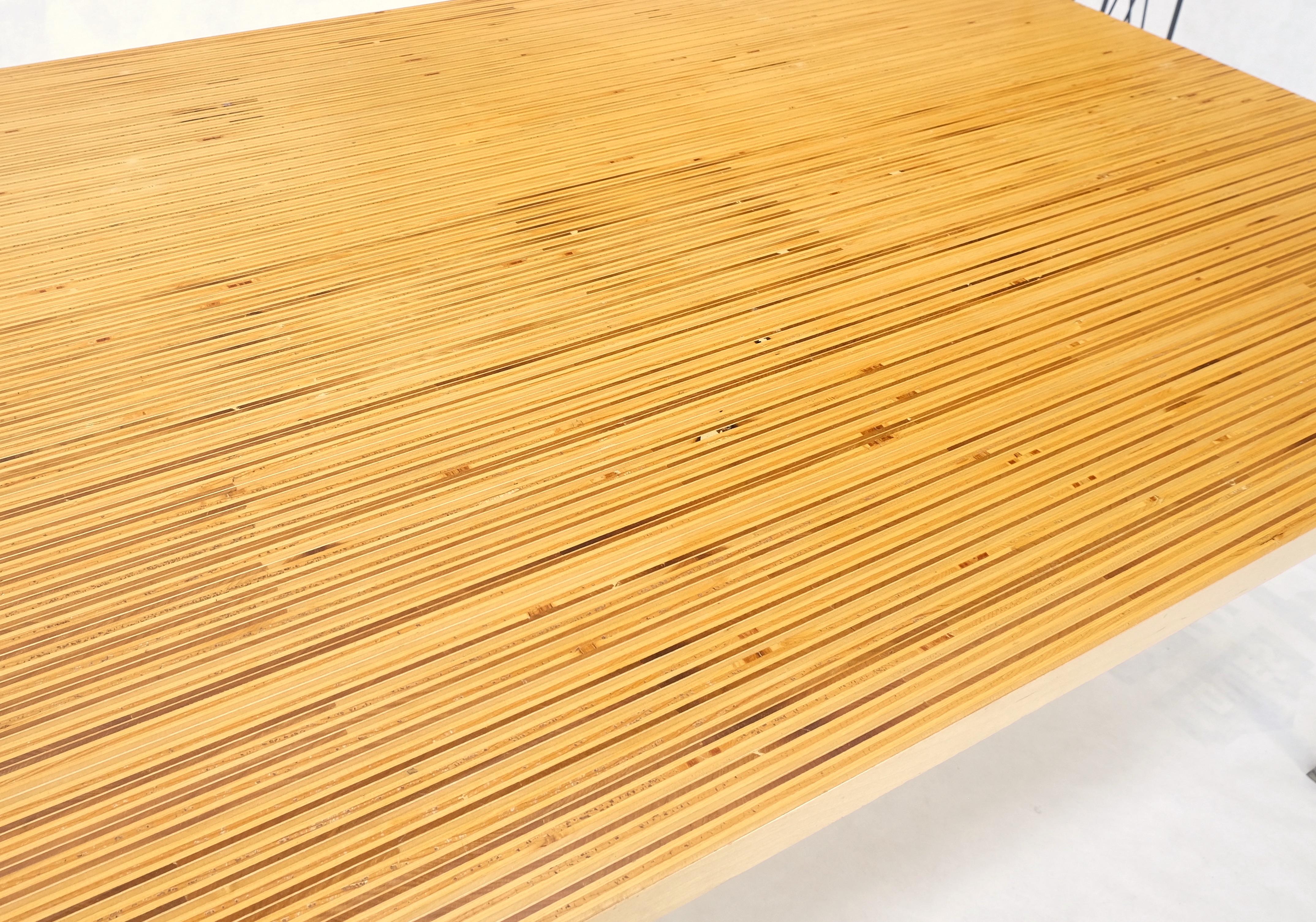 Holzstreifen gemusterte Tischplatte mit einzigartigem Muster, Industriesockel, MINT im Zustand „Gut“ im Angebot in Rockaway, NJ
