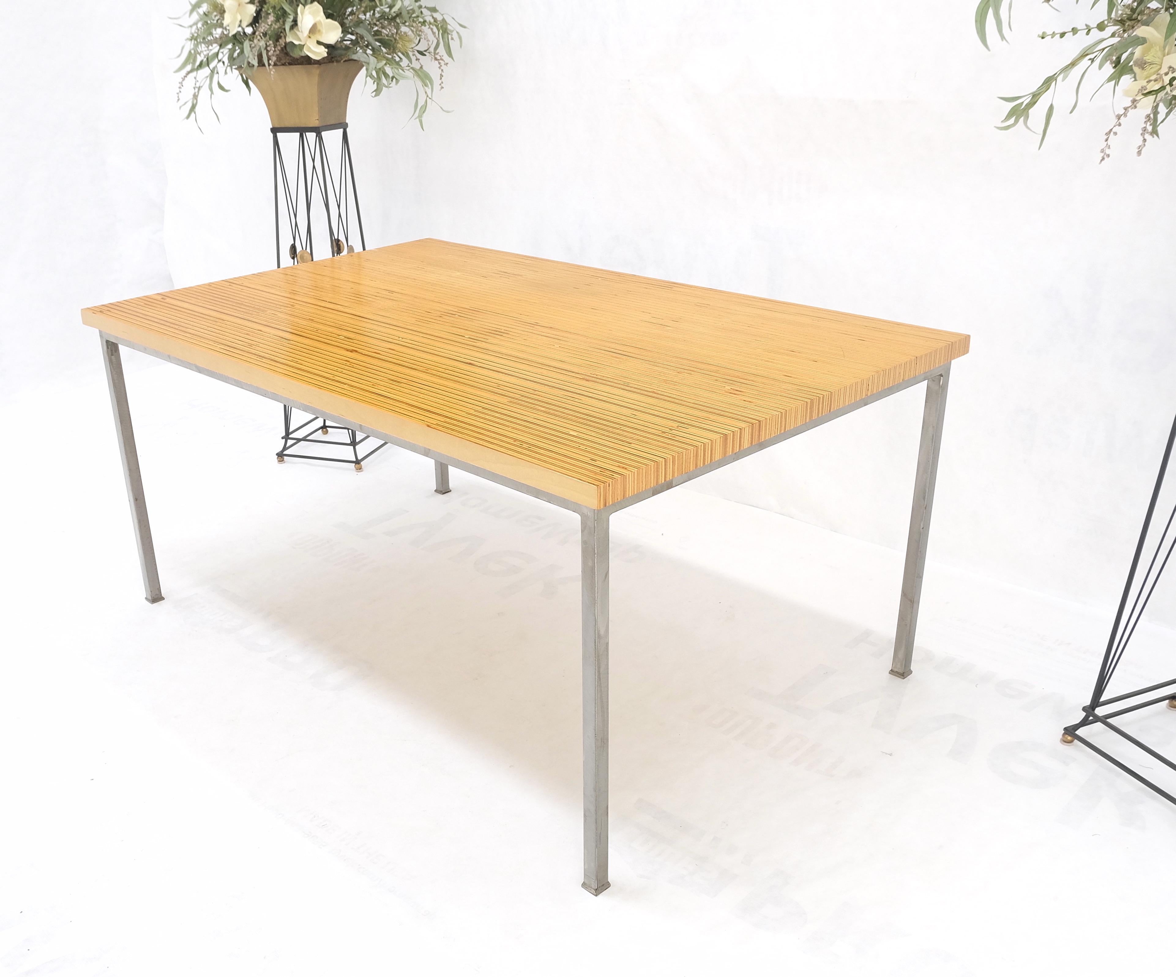 XX secolo Strisce di Wood incollate insieme Piano del tavolo a motivo unico Base industriale Desk Mint in vendita