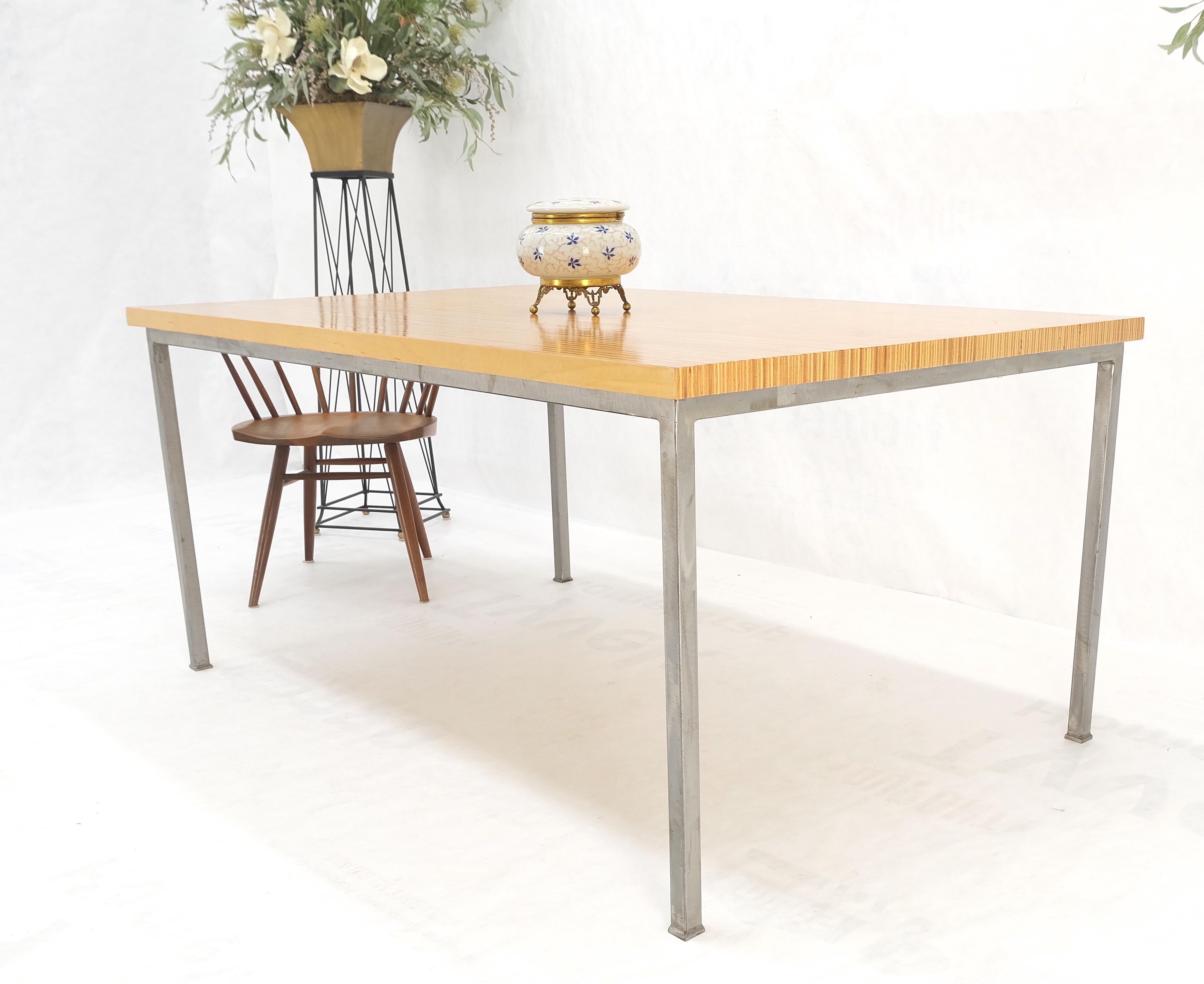 Holzstreifen gemusterte Tischplatte mit einzigartigem Muster, Industriesockel, MINT (Birke) im Angebot
