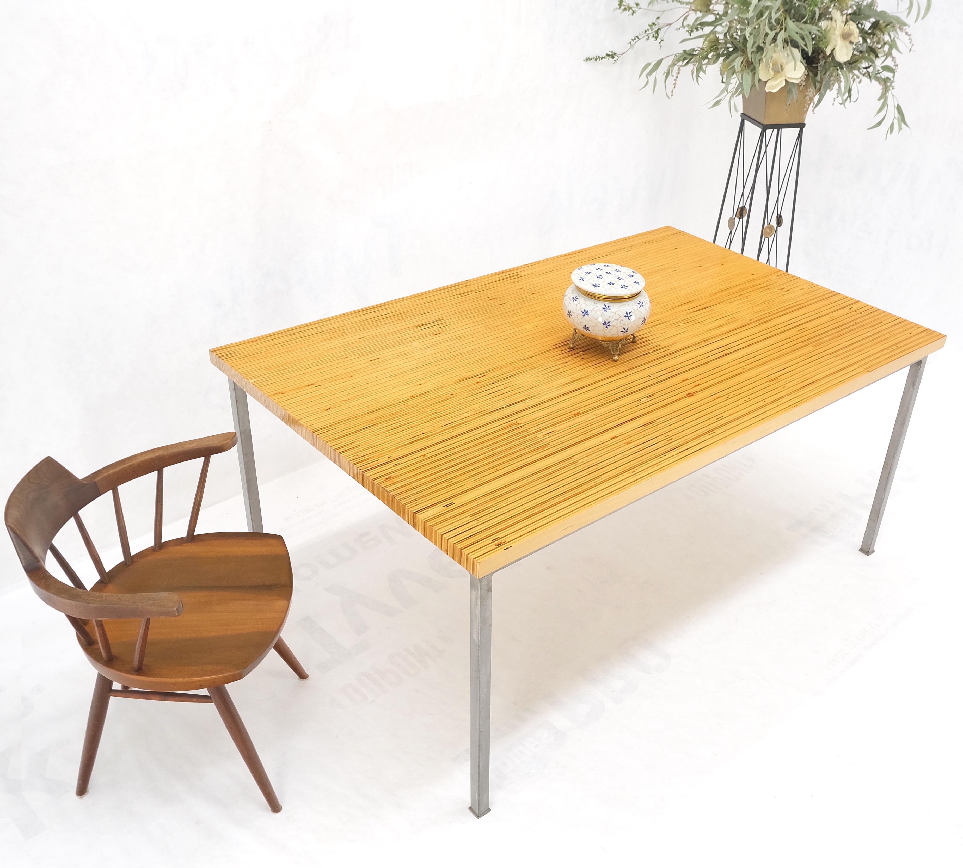 Holzstreifen gemusterte Tischplatte mit einzigartigem Muster, Industriesockel, MINT im Angebot 1