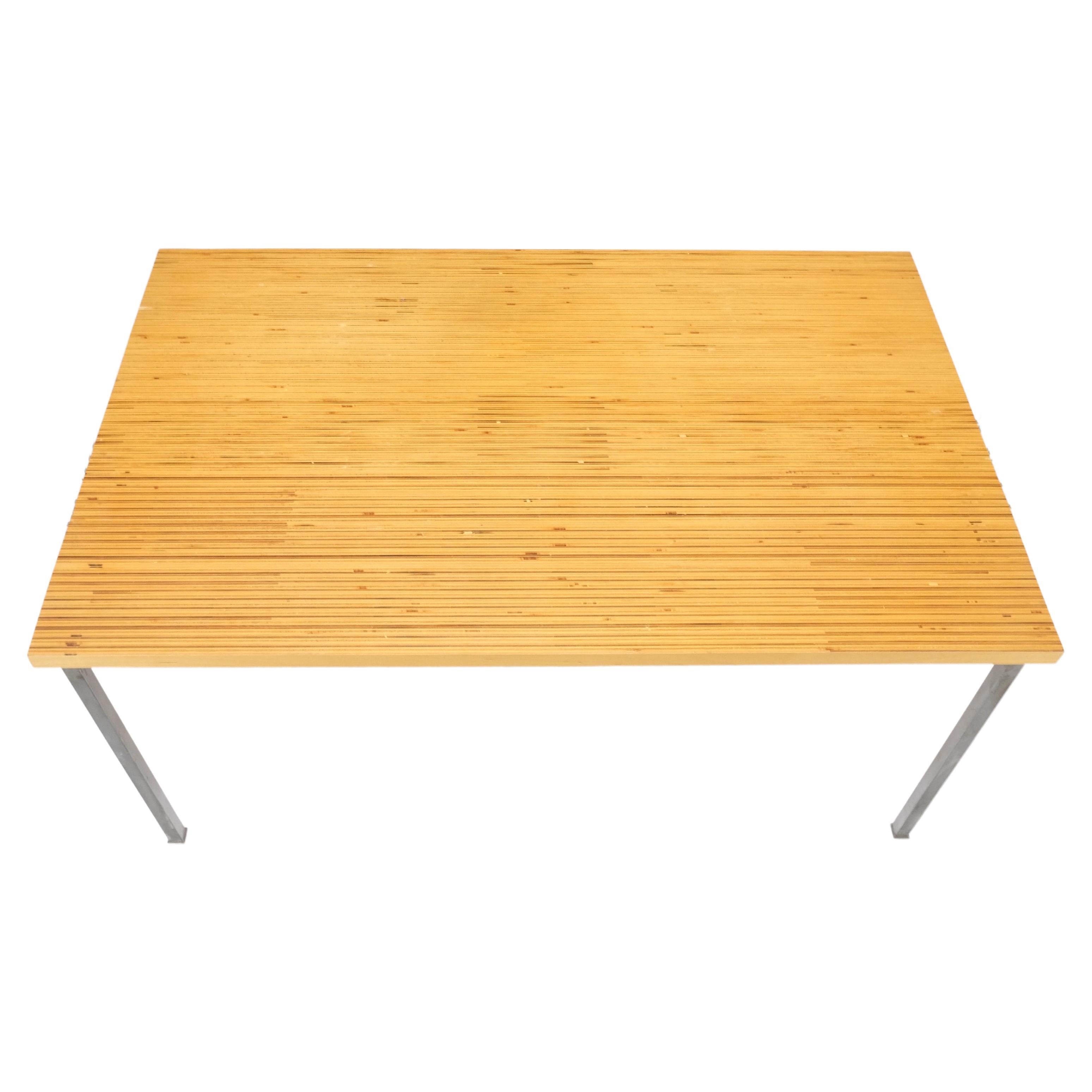 Holzstreifen gemusterte Tischplatte mit einzigartigem Muster, Industriesockel, MINT im Angebot
