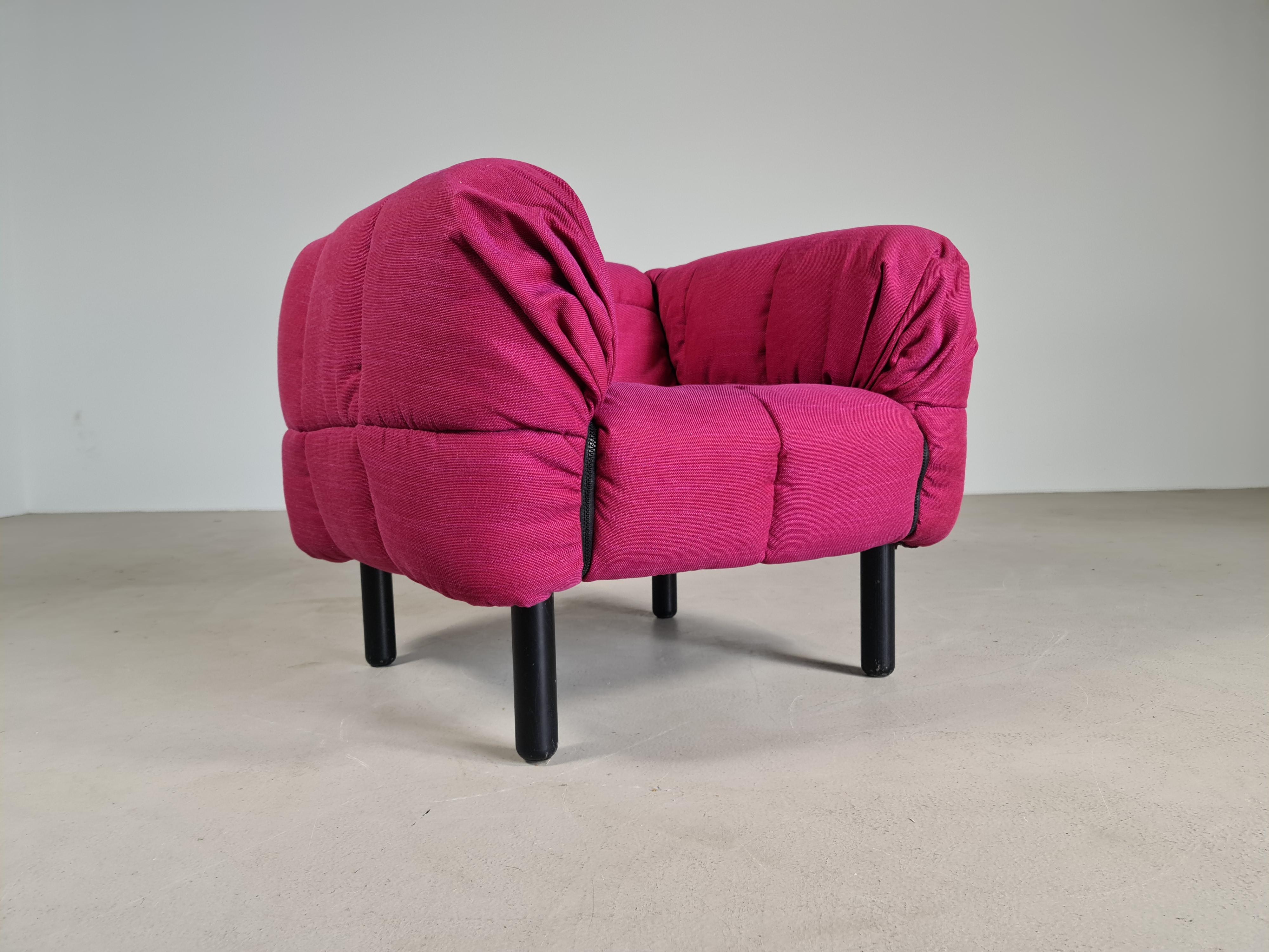 Stunning strips chair by Cini Boeri new upholstered in a dark Fuchsia colour recycled fabric. One of the most famous products of Arflex. Designed in 1968, it was awarded the prize Compasso d’Oro and it is displayed in several museums in the world,