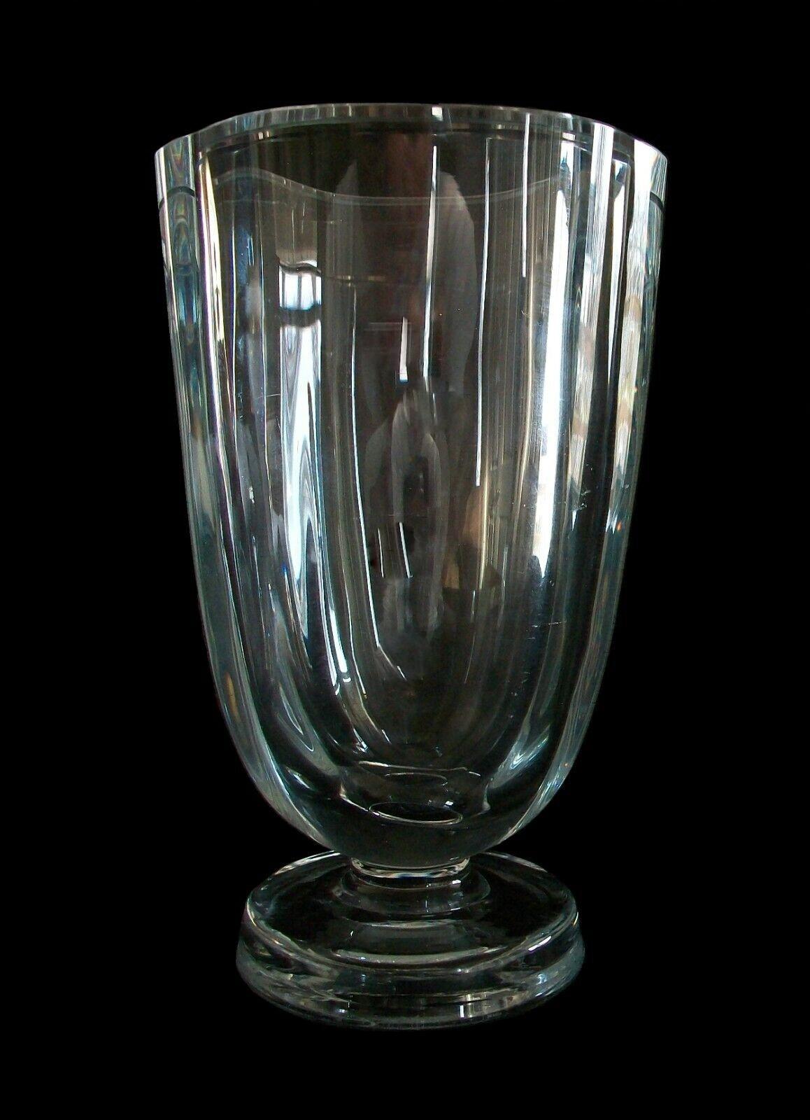 STRÖMBERG GLASS - Mid-Century Modern crystal vase - thick tapering elongated quatrefoil shape - set on a 3