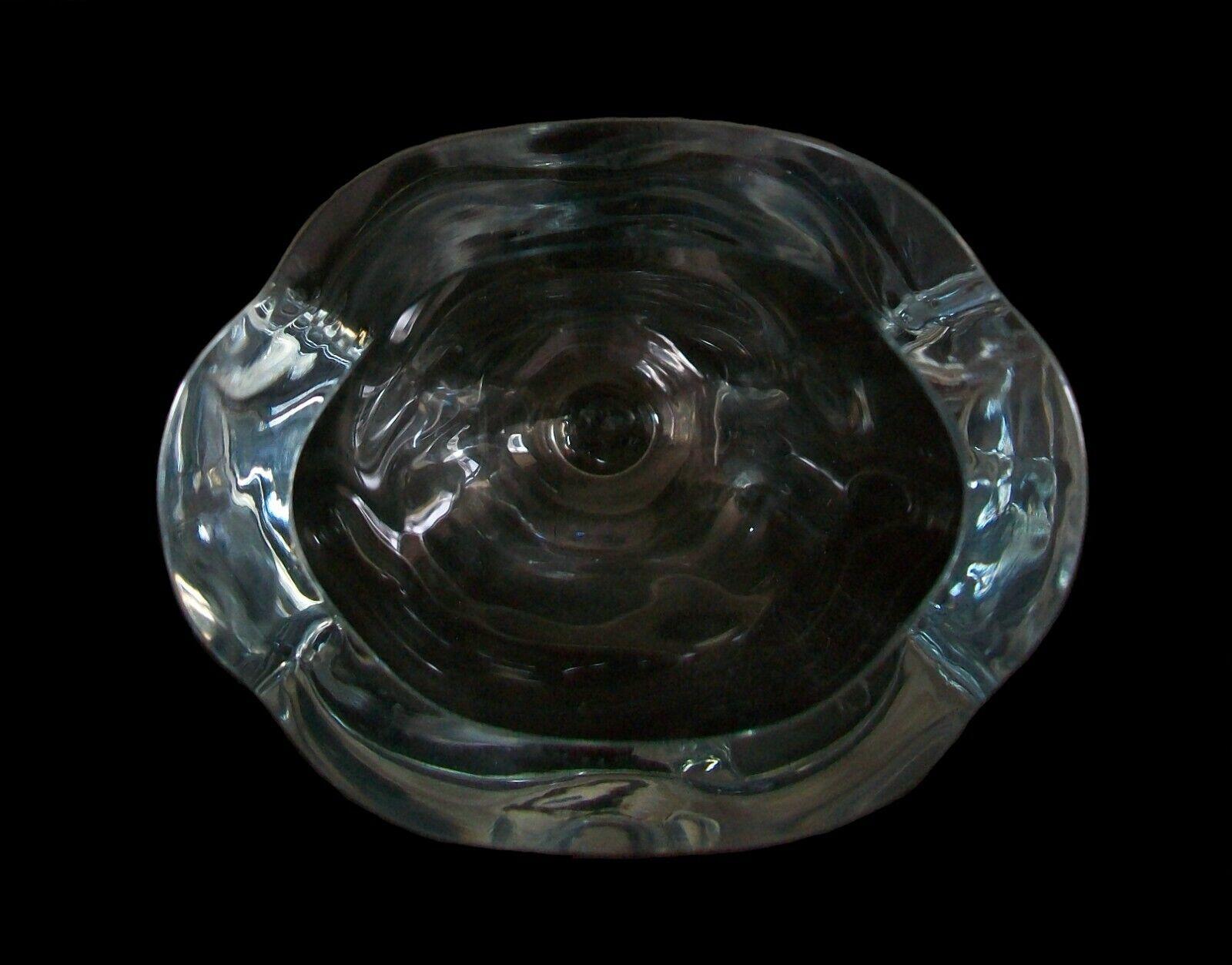 Strömberg Glass - Mid-Century Modern Crystal Vase, Signed, Sweden, circa 1950 In Good Condition For Sale In Chatham, ON