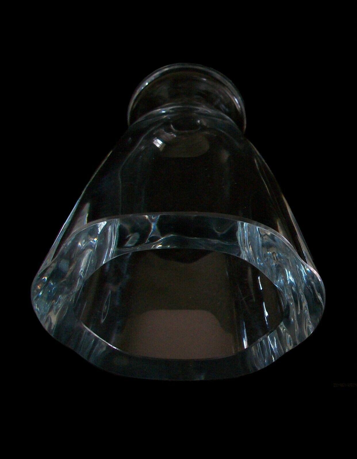 Strömberg Glass - Mid-Century Modern Crystal Vase, Signed, Sweden, circa 1950 In Good Condition For Sale In Chatham, ON