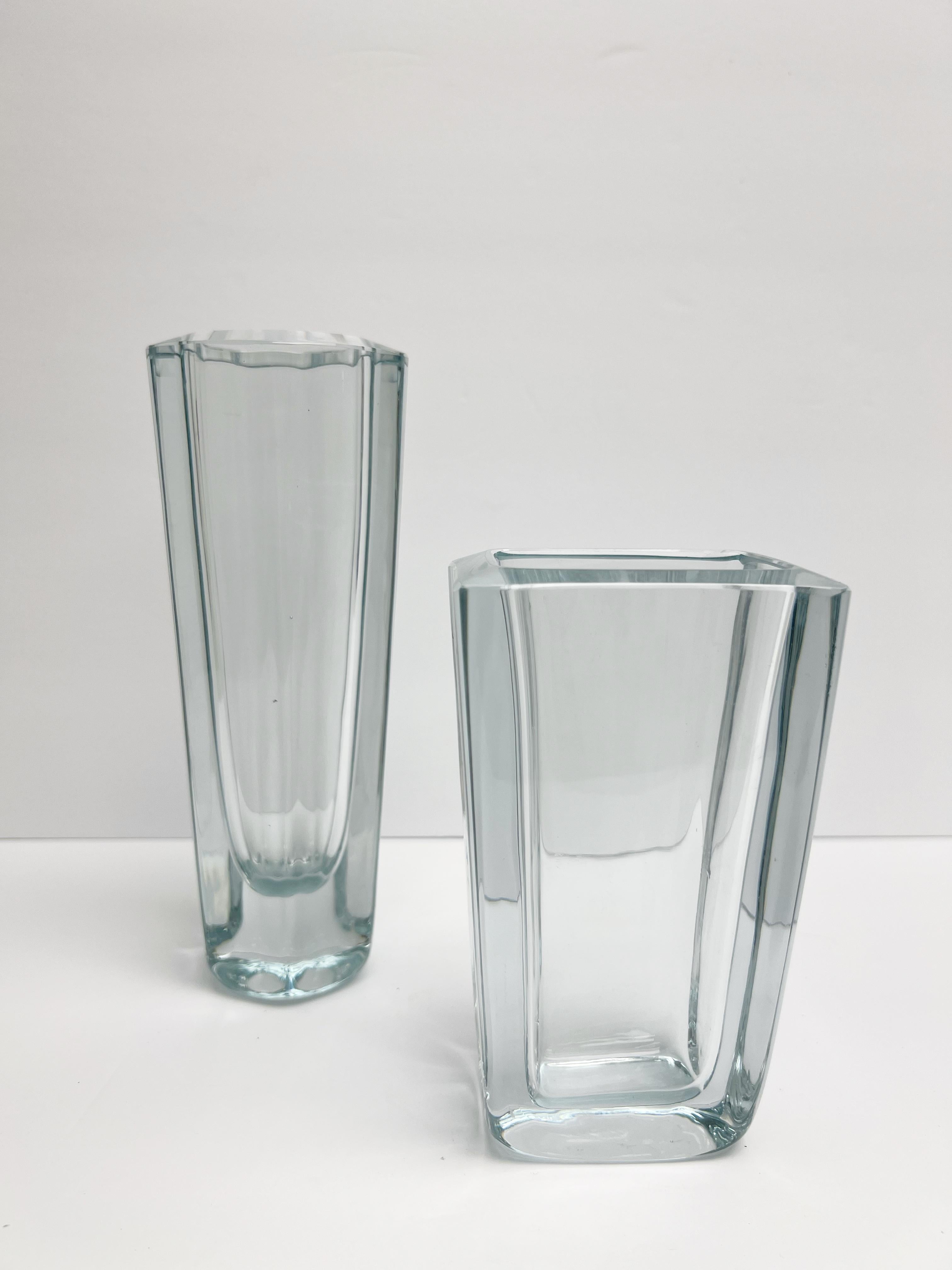 Paire de vases en verre d'art moderniste de Stromberg. Motifs géométriques subtils. 
Le vase court mesure 6