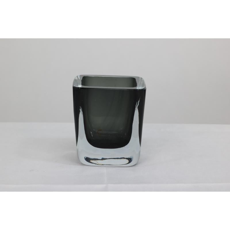 Strombergshyttan Glass modello H92. Svezia. Un piccolo vaso di vetro con un sottofondo fumé. Firmato Stromberg H92.
