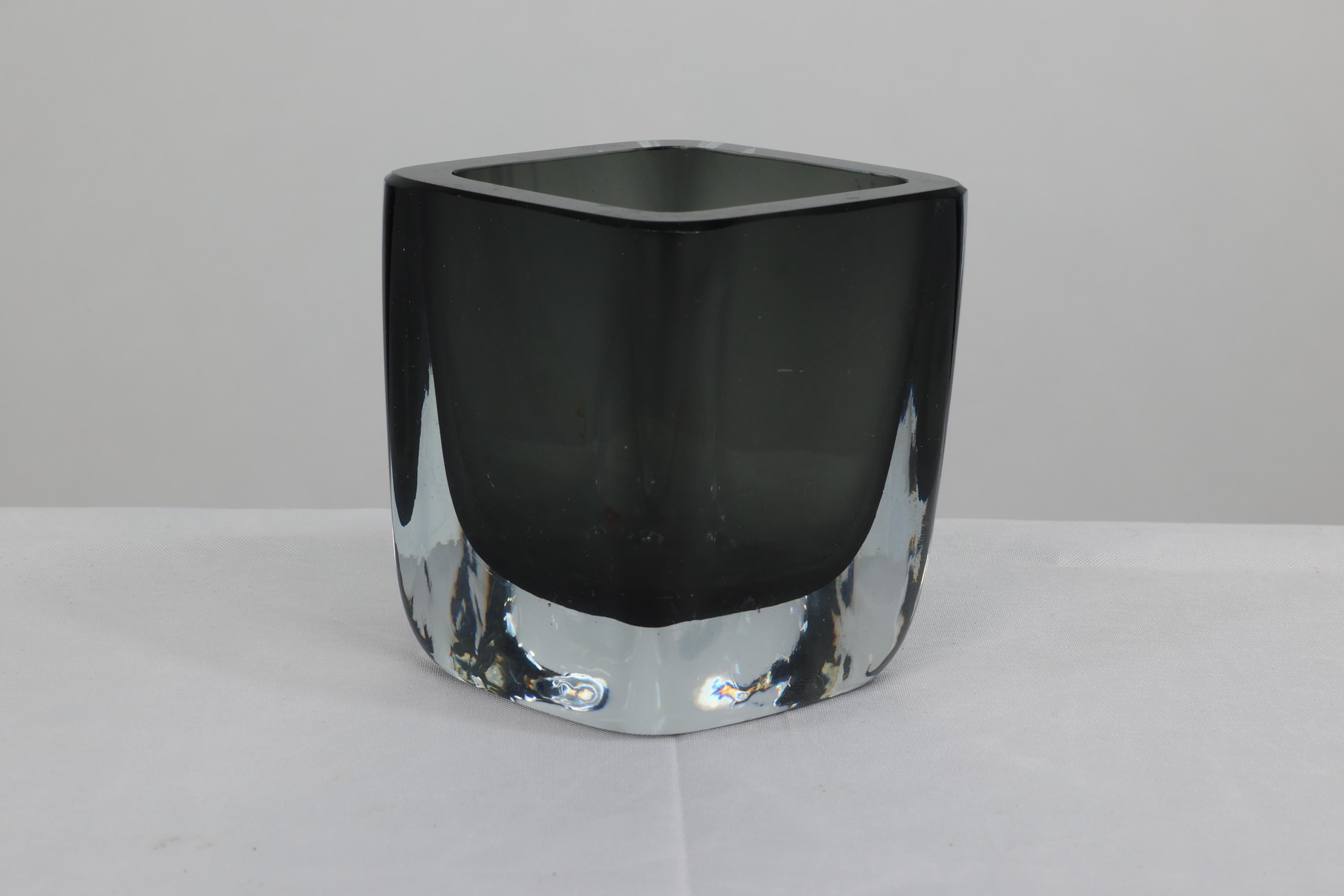 Strombergshyttan Glas Modell H92. Schweden. Eine Glasvase mit rauchfarbener Unterlage. (Englisch) im Angebot